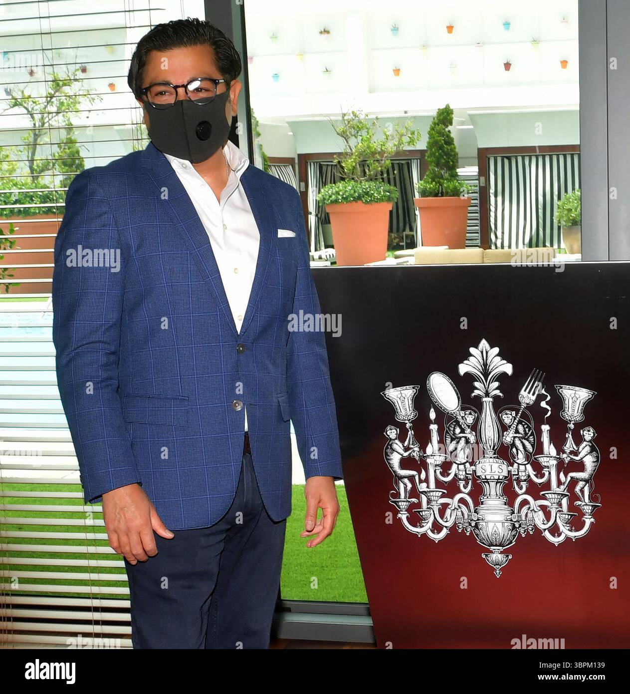 17. Juni 2020, Brickell, Florida, Vereinigte Staaten von Amerika: BRICKELL, FL – 17. JUNI: Anlässlich der Wiedereröffnung seines Portfolios in Miami veranstaltete die sbe eine Zeremonie zum Schneiden des blauen Bandes in SLS Brickell mit dem Gebietsvizepräsidenten Marco Selva und der Kommissarin Eileen Higgins. Das companyÃs Angebot an Luxus- und Lifestyle-Angeboten umfasst SLS Brickell, SLS LUX Brickell, SLS South Beach, Hyde Midtown Miami und Shore Club sowie Restaurants und Bars wie The Bazaar by JosÅ½ AndrÅ½s, Katsuya, FiÃlia, SAAM Lounge, Diez y Seis, Hyde Beach und Sky Bar im SLS Brickell Hotel & Residence am 17. Juni 2020 Stockfoto