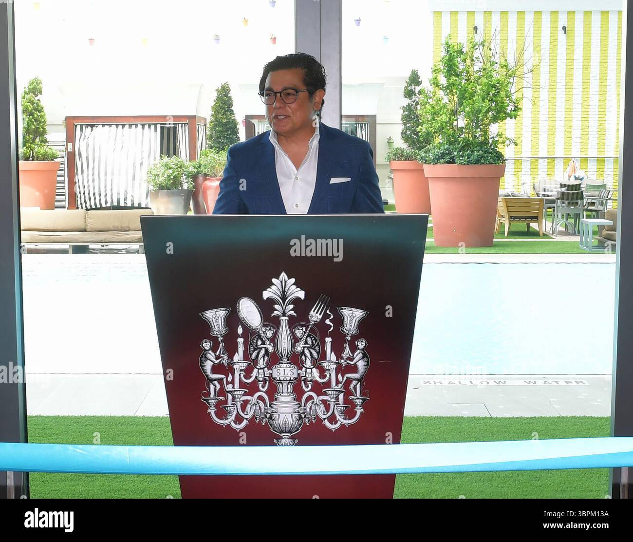 17. Juni 2020, Brickell, Florida, Vereinigte Staaten von Amerika: BRICKELL, FL – 17. JUNI: Anlässlich der Wiedereröffnung seines Portfolios in Miami veranstaltete die sbe eine Zeremonie zum Schneiden des blauen Bandes in SLS Brickell mit dem Gebietsvizepräsidenten Marco Selva und der Kommissarin Eileen Higgins. Das companyÃs Angebot an Luxus- und Lifestyle-Angeboten umfasst SLS Brickell, SLS LUX Brickell, SLS South Beach, Hyde Midtown Miami und Shore Club sowie Restaurants und Bars wie The Bazaar by JosÅ½ AndrÅ½s, Katsuya, FiÃlia, SAAM Lounge, Diez y Seis, Hyde Beach und Sky Bar im SLS Brickell Hotel & Residence am 17. Juni 2020 Stockfoto