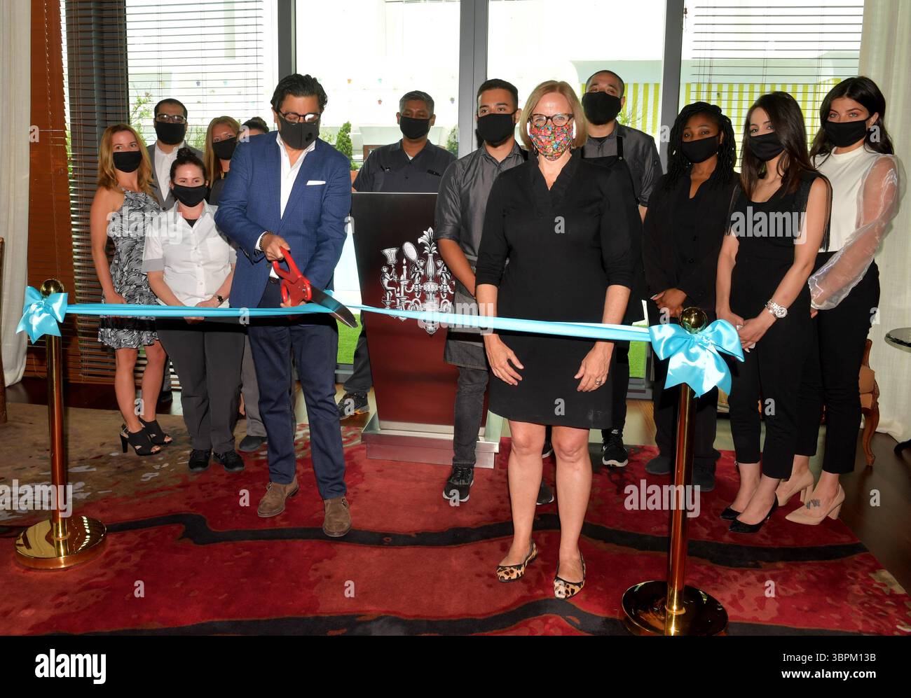 17. Juni 2020, Brickell, Florida, Vereinigte Staaten von Amerika: BRICKELL, FL – 17. JUNI: Anlässlich der Wiedereröffnung seines Portfolios in Miami veranstaltete die sbe eine Zeremonie zum Schneiden des blauen Bandes in SLS Brickell mit dem Gebietsvizepräsidenten Marco Selva und der Kommissarin Eileen Higgins. Das companyÃs Angebot an Luxus- und Lifestyle-Angeboten umfasst SLS Brickell, SLS LUX Brickell, SLS South Beach, Hyde Midtown Miami und Shore Club sowie Restaurants und Bars wie The Bazaar by JosÅ½ AndrÅ½s, Katsuya, FiÃlia, SAAM Lounge, Diez y Seis, Hyde Beach und Sky Bar im SLS Brickell Hotel & Residence am 17. Juni 2020 Stockfoto