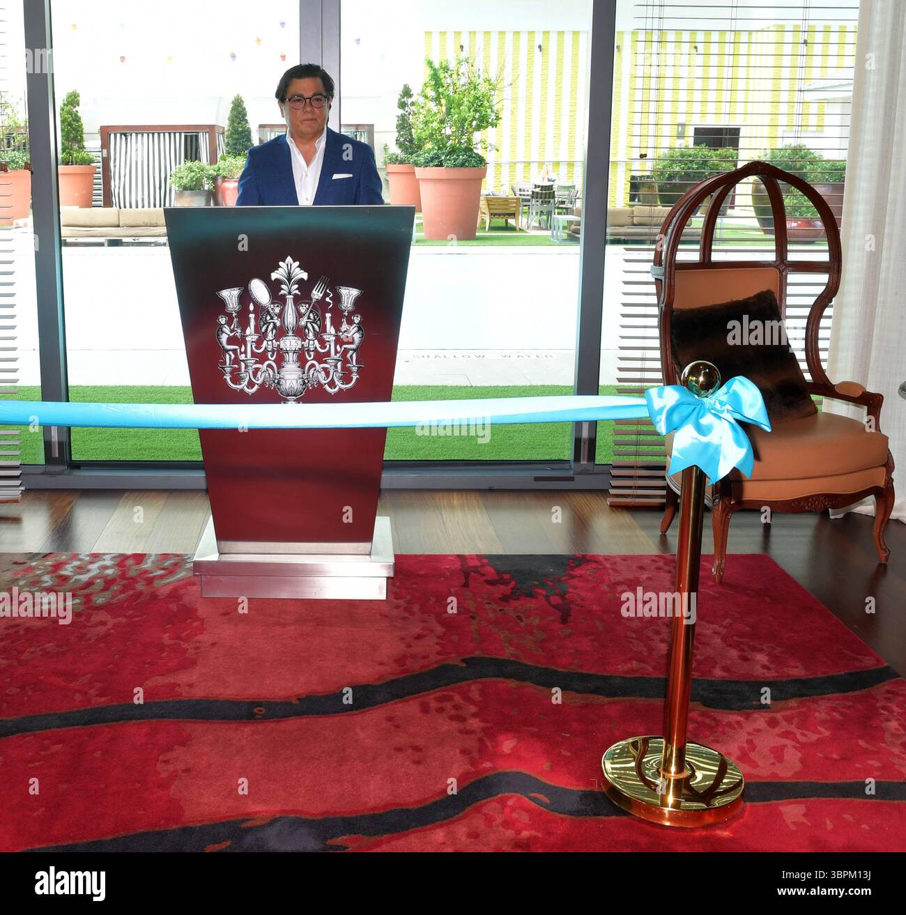 17. Juni 2020, Brickell, Florida, Vereinigte Staaten von Amerika: BRICKELL, FL – 17. JUNI: Anlässlich der Wiedereröffnung seines Portfolios in Miami veranstaltete die sbe eine Zeremonie zum Schneiden des blauen Bandes in SLS Brickell mit dem Gebietsvizepräsidenten Marco Selva und der Kommissarin Eileen Higgins. Das companyÃs Angebot an Luxus- und Lifestyle-Angeboten umfasst SLS Brickell, SLS LUX Brickell, SLS South Beach, Hyde Midtown Miami und Shore Club sowie Restaurants und Bars wie The Bazaar by JosÅ½ AndrÅ½s, Katsuya, FiÃlia, SAAM Lounge, Diez y Seis, Hyde Beach und Sky Bar im SLS Brickell Hotel & Residence am 17. Juni 2020 Stockfoto