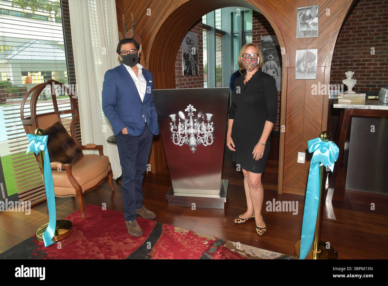 17. Juni 2020, Brickell, Florida, Vereinigte Staaten von Amerika: BRICKELL, FL – 17. JUNI: Anlässlich der Wiedereröffnung seines Portfolios in Miami veranstaltete die sbe eine Zeremonie zum Schneiden des blauen Bandes in SLS Brickell mit dem Gebietsvizepräsidenten Marco Selva und der Kommissarin Eileen Higgins. Das companyÃs Angebot an Luxus- und Lifestyle-Angeboten umfasst SLS Brickell, SLS LUX Brickell, SLS South Beach, Hyde Midtown Miami und Shore Club sowie Restaurants und Bars wie The Bazaar by JosÅ½ AndrÅ½s, Katsuya, FiÃlia, SAAM Lounge, Diez y Seis, Hyde Beach und Sky Bar im SLS Brickell Hotel & Residence am 17. Juni 2020 Stockfoto