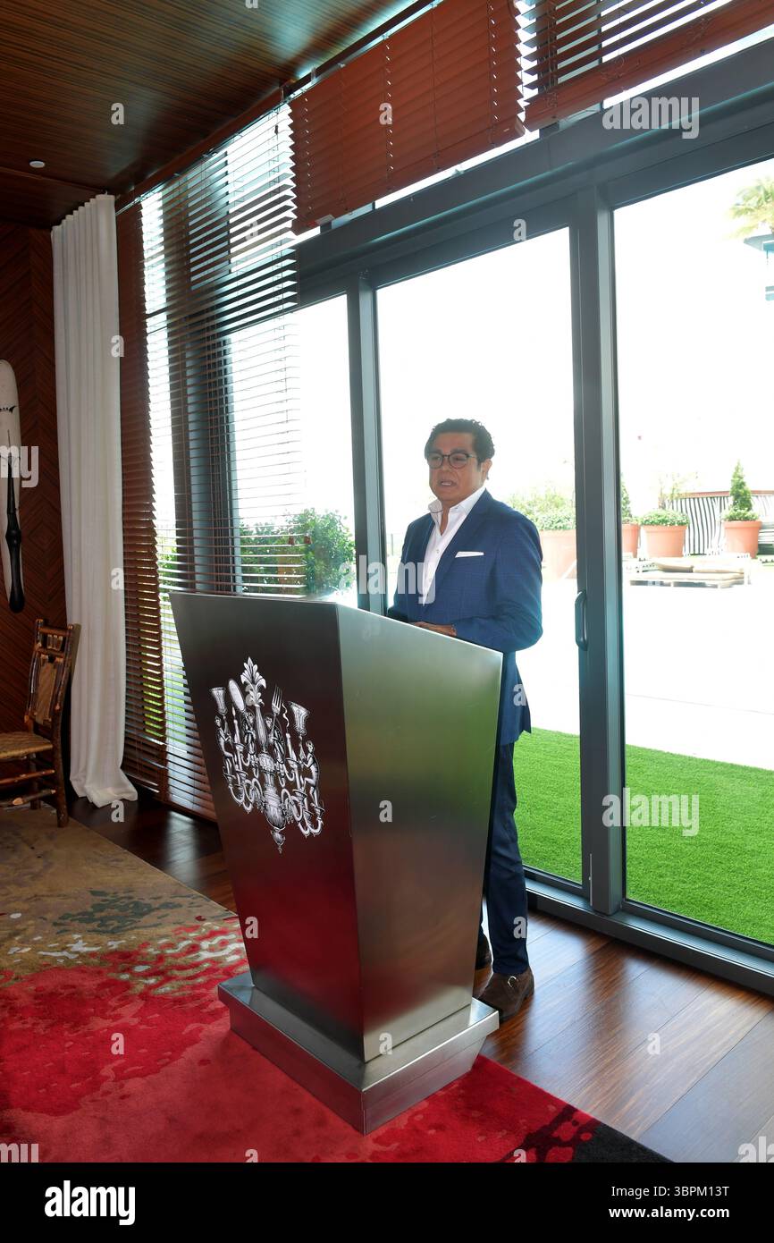 17. Juni 2020, Brickell, Florida, Vereinigte Staaten von Amerika: BRICKELL, FL – 17. JUNI: Anlässlich der Wiedereröffnung seines Portfolios in Miami veranstaltete die sbe eine Zeremonie zum Schneiden des blauen Bandes in SLS Brickell mit dem Gebietsvizepräsidenten Marco Selva und der Kommissarin Eileen Higgins. Das companyÃs Angebot an Luxus- und Lifestyle-Angeboten umfasst SLS Brickell, SLS LUX Brickell, SLS South Beach, Hyde Midtown Miami und Shore Club sowie Restaurants und Bars wie The Bazaar by JosÅ½ AndrÅ½s, Katsuya, FiÃlia, SAAM Lounge, Diez y Seis, Hyde Beach und Sky Bar im SLS Brickell Hotel & Residence am 17. Juni 2020 Stockfoto