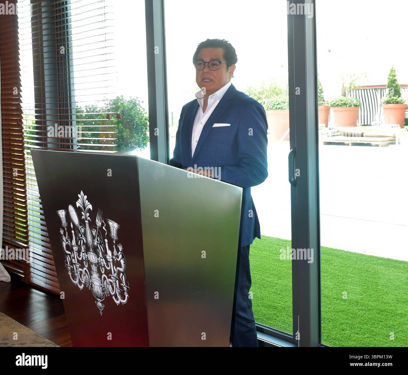 17. Juni 2020, Brickell, Florida, Vereinigte Staaten von Amerika: BRICKELL, FL – 17. JUNI: Anlässlich der Wiedereröffnung seines Portfolios in Miami veranstaltete die sbe eine Zeremonie zum Schneiden des blauen Bandes in SLS Brickell mit dem Gebietsvizepräsidenten Marco Selva und der Kommissarin Eileen Higgins. Das companyÃs Angebot an Luxus- und Lifestyle-Angeboten umfasst SLS Brickell, SLS LUX Brickell, SLS South Beach, Hyde Midtown Miami und Shore Club sowie Restaurants und Bars wie The Bazaar by JosÅ½ AndrÅ½s, Katsuya, FiÃlia, SAAM Lounge, Diez y Seis, Hyde Beach und Sky Bar im SLS Brickell Hotel & Residence am 17. Juni 2020 Stockfoto