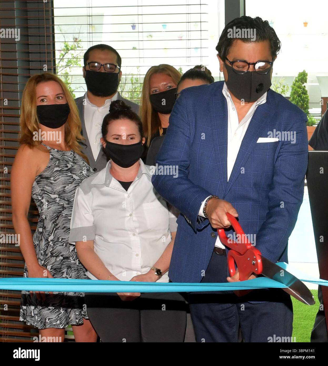17. Juni 2020, Brickell, Florida, Vereinigte Staaten von Amerika: BRICKELL, FL – 17. JUNI: Anlässlich der Wiedereröffnung seines Portfolios in Miami veranstaltete die sbe eine Zeremonie zum Schneiden des blauen Bandes in SLS Brickell mit dem Gebietsvizepräsidenten Marco Selva und der Kommissarin Eileen Higgins. Das companyÃs Angebot an Luxus- und Lifestyle-Angeboten umfasst SLS Brickell, SLS LUX Brickell, SLS South Beach, Hyde Midtown Miami und Shore Club sowie Restaurants und Bars wie The Bazaar by JosÅ½ AndrÅ½s, Katsuya, FiÃlia, SAAM Lounge, Diez y Seis, Hyde Beach und Sky Bar im SLS Brickell Hotel & Residence am 17. Juni 2020 Stockfoto