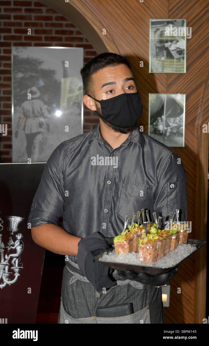 17. Juni 2020, Brickell, Florida, Vereinigte Staaten von Amerika: BRICKELL, FL – 17. JUNI: Anlässlich der Wiedereröffnung seines Portfolios in Miami veranstaltete die sbe eine Zeremonie zum Schneiden des blauen Bandes in SLS Brickell mit dem Gebietsvizepräsidenten Marco Selva und der Kommissarin Eileen Higgins. Das companyÃs Angebot an Luxus- und Lifestyle-Angeboten umfasst SLS Brickell, SLS LUX Brickell, SLS South Beach, Hyde Midtown Miami und Shore Club sowie Restaurants und Bars wie The Bazaar by JosÅ½ AndrÅ½s, Katsuya, FiÃlia, SAAM Lounge, Diez y Seis, Hyde Beach und Sky Bar im SLS Brickell Hotel & Residence am 17. Juni 2020 Stockfoto