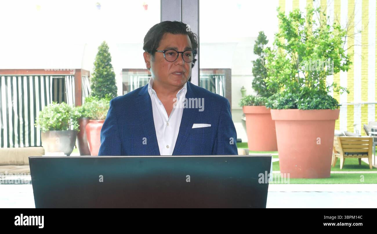 17. Juni 2020, Brickell, Florida, Vereinigte Staaten von Amerika: BRICKELL, FL – 17. JUNI: Anlässlich der Wiedereröffnung seines Portfolios in Miami veranstaltete die sbe eine Zeremonie zum Schneiden des blauen Bandes in SLS Brickell mit dem Gebietsvizepräsidenten Marco Selva und der Kommissarin Eileen Higgins. Das companyÃs Angebot an Luxus- und Lifestyle-Angeboten umfasst SLS Brickell, SLS LUX Brickell, SLS South Beach, Hyde Midtown Miami und Shore Club sowie Restaurants und Bars wie The Bazaar by JosÅ½ AndrÅ½s, Katsuya, FiÃlia, SAAM Lounge, Diez y Seis, Hyde Beach und Sky Bar im SLS Brickell Hotel & Residence am 17. Juni 2020 Stockfoto