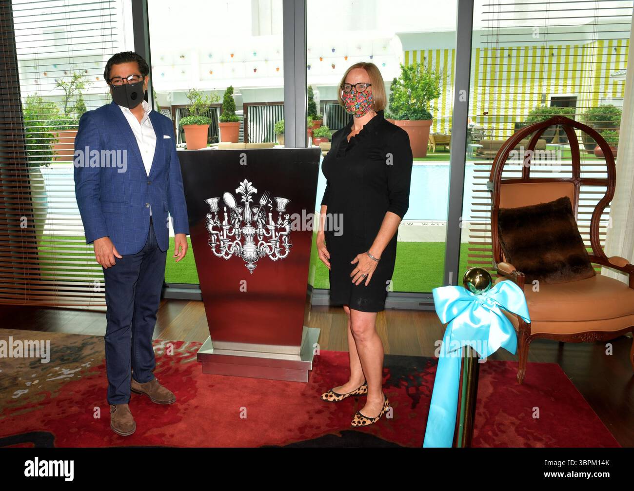 17. Juni 2020, Brickell, Florida, Vereinigte Staaten von Amerika: BRICKELL, FL – 17. JUNI: Anlässlich der Wiedereröffnung seines Portfolios in Miami veranstaltete die sbe eine Zeremonie zum Schneiden des blauen Bandes in SLS Brickell mit dem Gebietsvizepräsidenten Marco Selva und der Kommissarin Eileen Higgins. Das Portfolio des Hospitality companyâ Luxus-Lifestyle-Portfolios umfasst SLS Brickell, SLS LUX Brickell, SLS South Beach, Hyde Midtown Miami und Shore Club sowie Restaurants und Bars wie The Bazaar by JosÃ AndrÃ, Katsuya, Fiâ€ lia, SAAM Lounge, Diez y Seis, Hyde Beach und Sky Bar im SLS Brickell Hotel & Residence am 17. Juni 202 Stockfoto