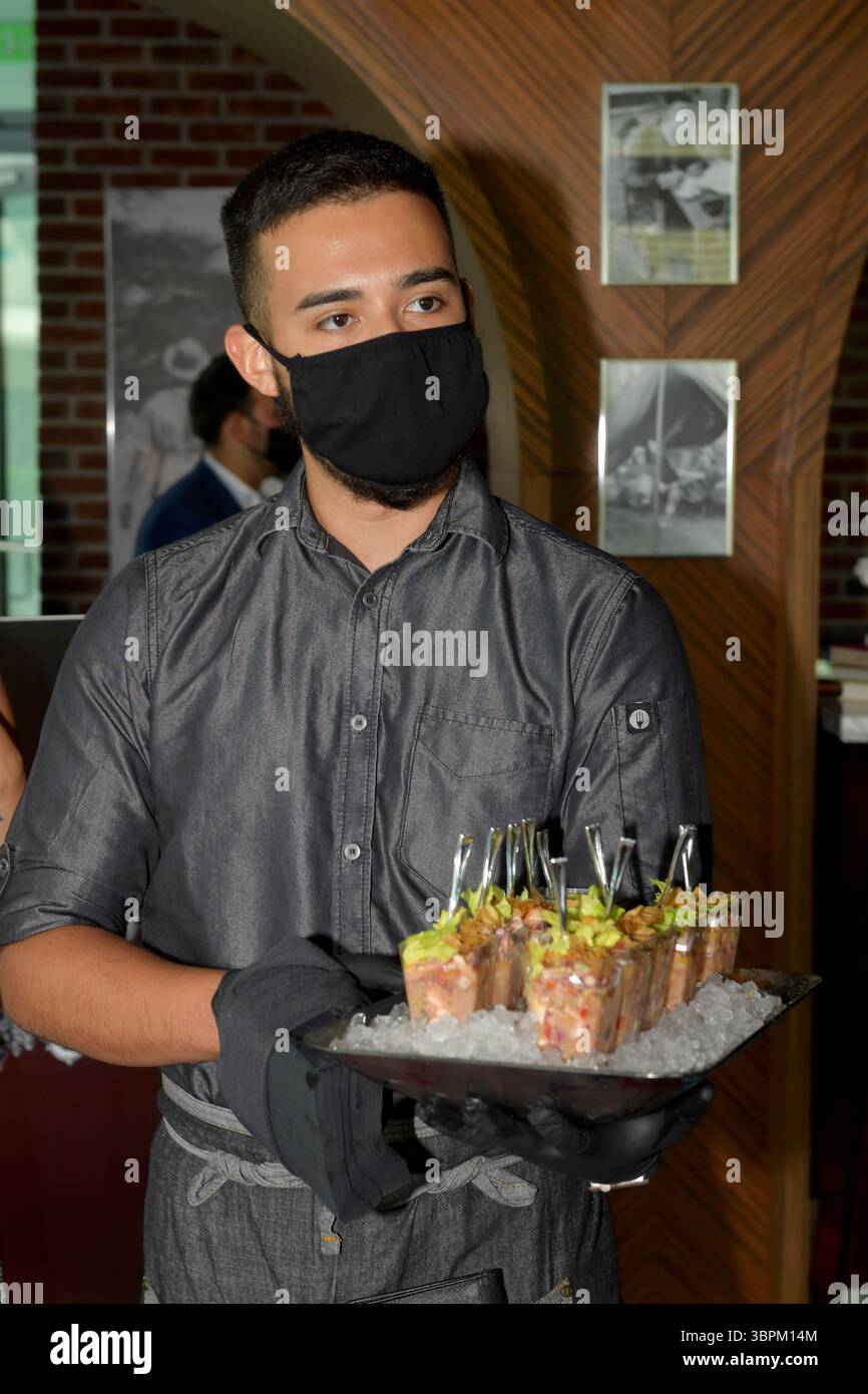 17. Juni 2020, Brickell, Florida, Vereinigte Staaten von Amerika: BRICKELL, FL – 17. JUNI: Anlässlich der Wiedereröffnung seines Portfolios in Miami veranstaltete die sbe eine Zeremonie zum Schneiden des blauen Bandes in SLS Brickell mit dem Gebietsvizepräsidenten Marco Selva und der Kommissarin Eileen Higgins. Das companyÃs Angebot an Luxus- und Lifestyle-Angeboten umfasst SLS Brickell, SLS LUX Brickell, SLS South Beach, Hyde Midtown Miami und Shore Club sowie Restaurants und Bars wie The Bazaar by JosÅ½ AndrÅ½s, Katsuya, FiÃlia, SAAM Lounge, Diez y Seis, Hyde Beach und Sky Bar im SLS Brickell Hotel & Residence am 17. Juni 2020 Stockfoto