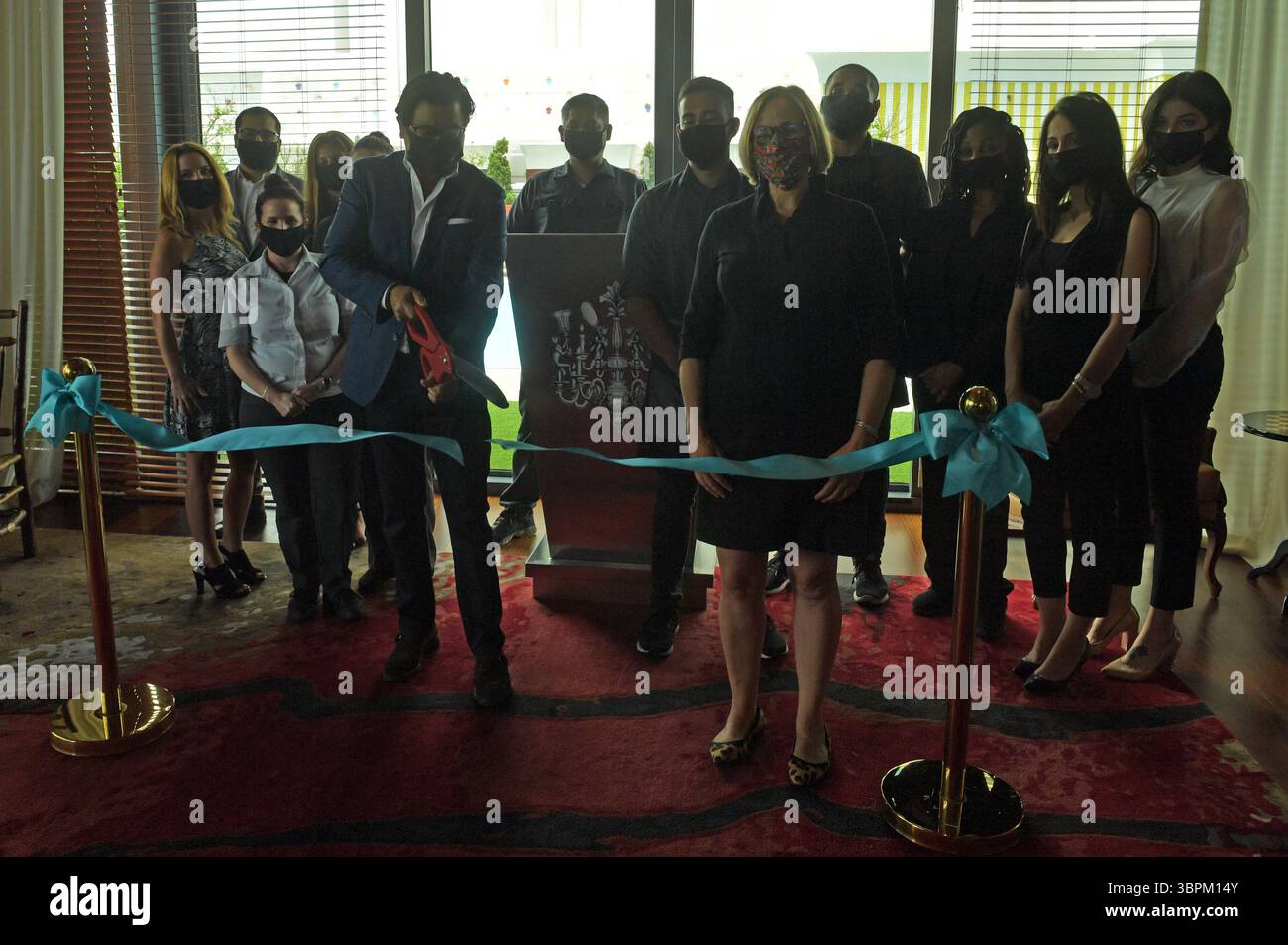 17. Juni 2020, Brickell, Florida, Vereinigte Staaten von Amerika: BRICKELL, FL – 17. JUNI: Anlässlich der Wiedereröffnung seines Portfolios in Miami veranstaltete die sbe eine Zeremonie zum Schneiden des blauen Bandes in SLS Brickell mit dem Gebietsvizepräsidenten Marco Selva und der Kommissarin Eileen Higgins. Das companyÃs Angebot an Luxus- und Lifestyle-Angeboten umfasst SLS Brickell, SLS LUX Brickell, SLS South Beach, Hyde Midtown Miami und Shore Club sowie Restaurants und Bars wie The Bazaar by JosÅ½ AndrÅ½s, Katsuya, FiÃlia, SAAM Lounge, Diez y Seis, Hyde Beach und Sky Bar im SLS Brickell Hotel & Residence am 17. Juni 2020 Stockfoto