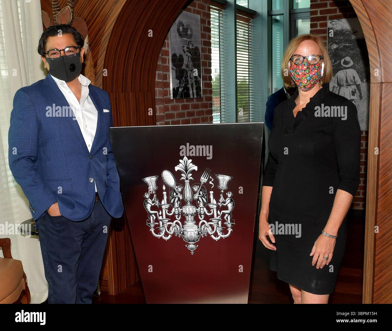 17. Juni 2020, Brickell, Florida, Vereinigte Staaten von Amerika: BRICKELL, FL – 17. JUNI: Anlässlich der Wiedereröffnung seines Portfolios in Miami veranstaltete die sbe eine Zeremonie zum Schneiden des blauen Bandes in SLS Brickell mit dem Gebietsvizepräsidenten Marco Selva und der Kommissarin Eileen Higgins. Das Portfolio des Hospitality companyâ Luxus-Lifestyle-Portfolios umfasst SLS Brickell, SLS LUX Brickell, SLS South Beach, Hyde Midtown Miami und Shore Club sowie Restaurants und Bars wie The Bazaar by JosÃ AndrÃ, Katsuya, Fiâ€ lia, SAAM Lounge, Diez y Seis, Hyde Beach und Sky Bar im SLS Brickell Hotel & Residence am 17. Juni 202 Stockfoto