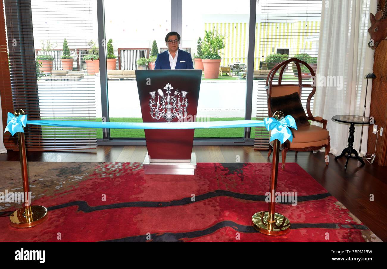 17. Juni 2020, Brickell, Florida, Vereinigte Staaten von Amerika: BRICKELL, FL – 17. JUNI: Anlässlich der Wiedereröffnung seines Portfolios in Miami veranstaltete die sbe eine Zeremonie zum Schneiden des blauen Bandes in SLS Brickell mit dem Gebietsvizepräsidenten Marco Selva und der Kommissarin Eileen Higgins. Das companyÃs Angebot an Luxus- und Lifestyle-Angeboten umfasst SLS Brickell, SLS LUX Brickell, SLS South Beach, Hyde Midtown Miami und Shore Club sowie Restaurants und Bars wie The Bazaar by JosÅ½ AndrÅ½s, Katsuya, FiÃlia, SAAM Lounge, Diez y Seis, Hyde Beach und Sky Bar im SLS Brickell Hotel & Residence am 17. Juni 2020 Stockfoto