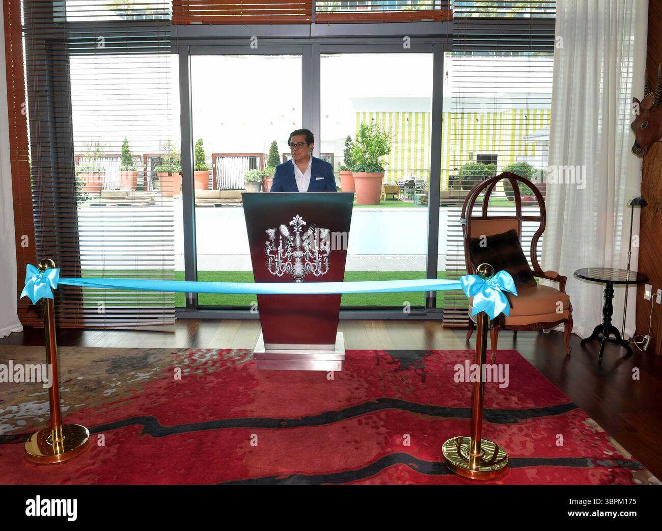 17. Juni 2020, Brickell, Florida, Vereinigte Staaten von Amerika: BRICKELL, FL – 17. JUNI: Anlässlich der Wiedereröffnung seines Portfolios in Miami veranstaltete die sbe eine Zeremonie zum Schneiden des blauen Bandes in SLS Brickell mit dem Gebietsvizepräsidenten Marco Selva und der Kommissarin Eileen Higgins. Das companyÃs Angebot an Luxus- und Lifestyle-Angeboten umfasst SLS Brickell, SLS LUX Brickell, SLS South Beach, Hyde Midtown Miami und Shore Club sowie Restaurants und Bars wie The Bazaar by JosÅ½ AndrÅ½s, Katsuya, FiÃlia, SAAM Lounge, Diez y Seis, Hyde Beach und Sky Bar im SLS Brickell Hotel & Residence am 17. Juni 2020 Stockfoto