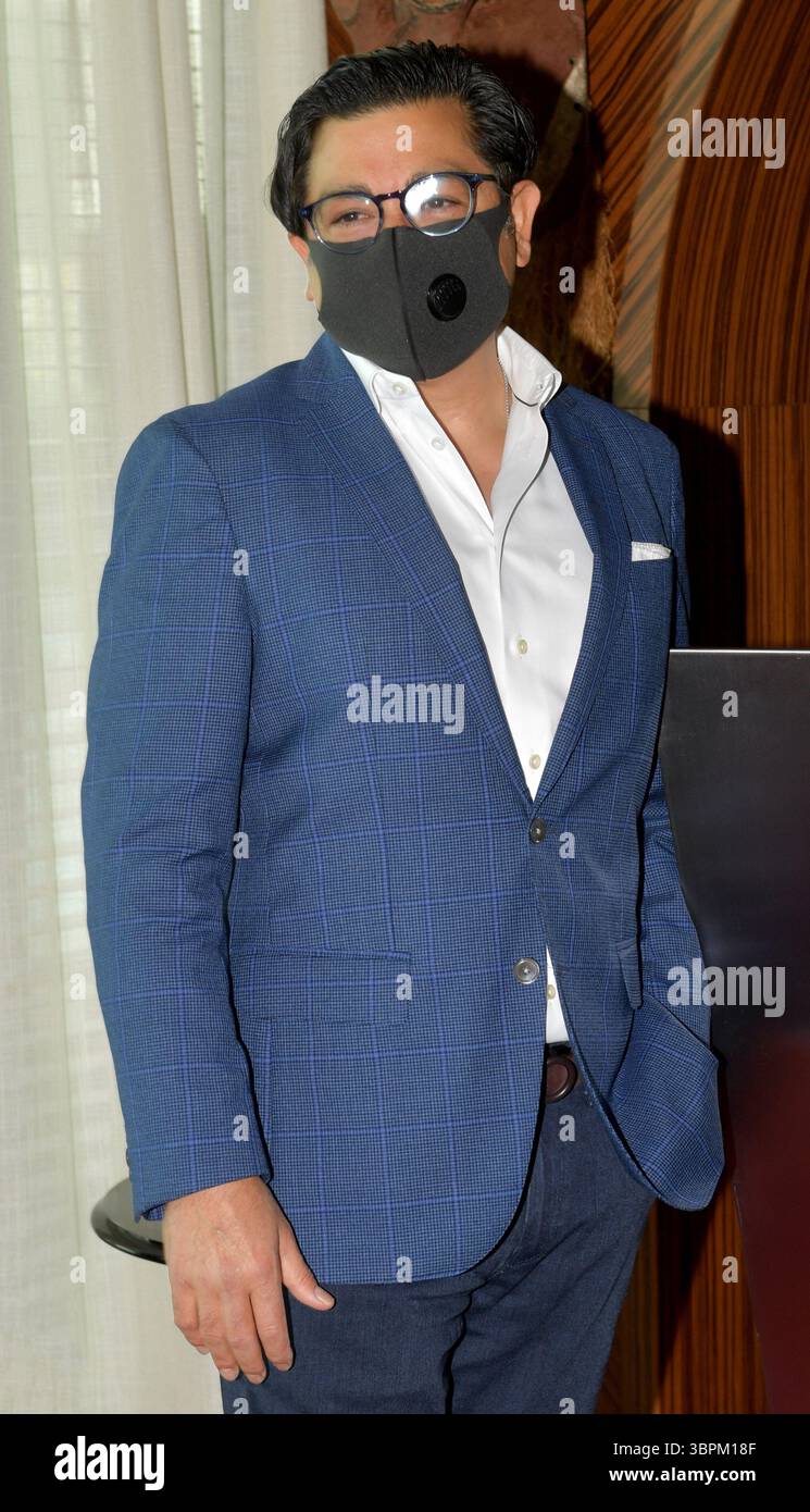 17. Juni 2020, Brickell, Florida, Vereinigte Staaten von Amerika: BRICKELL, FL – 17. JUNI: Anlässlich der Wiedereröffnung seines Portfolios in Miami veranstaltete die sbe eine Zeremonie zum Schneiden des blauen Bandes in SLS Brickell mit dem Gebietsvizepräsidenten Marco Selva und der Kommissarin Eileen Higgins. Das companyÃs Angebot an Luxus- und Lifestyle-Angeboten umfasst SLS Brickell, SLS LUX Brickell, SLS South Beach, Hyde Midtown Miami und Shore Club sowie Restaurants und Bars wie The Bazaar by JosÅ½ AndrÅ½s, Katsuya, FiÃlia, SAAM Lounge, Diez y Seis, Hyde Beach und Sky Bar im SLS Brickell Hotel & Residence am 17. Juni 2020 Stockfoto