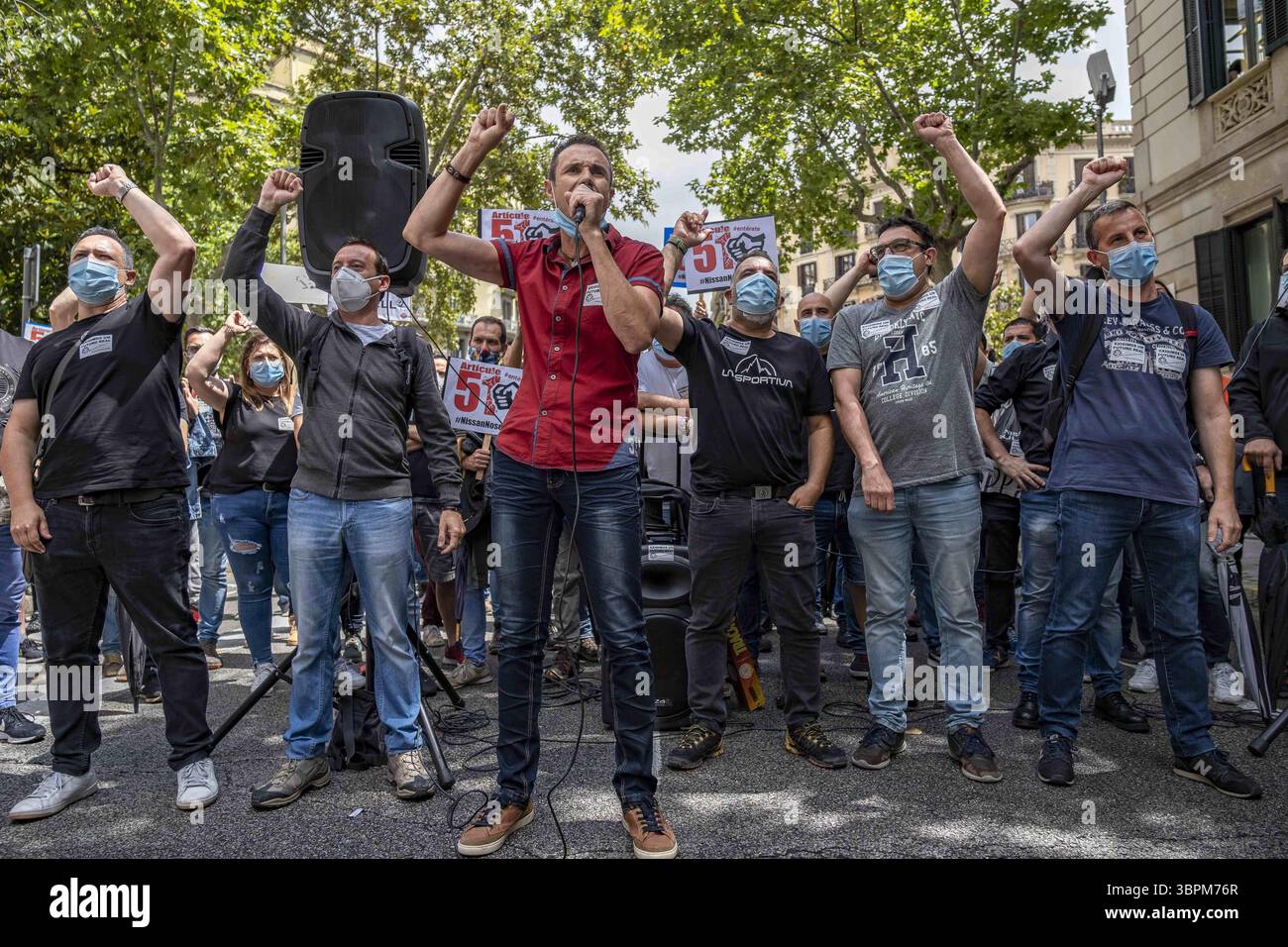18. Juni 2020, Barcelona, Spanien: Ein Arbeiter spricht während der Demonstration Demonstranten an. Arbeiter des japanischen Autoherstellers Nissan haben sich in Barcelona versammelt, um gegen Nissans Entscheidung zu protestieren, Produktionsstätten in Katalonien zu schließen, wodurch mehr als 20.000 Arbeitsplätze betroffen sind. (Credit Image: © Paco Freire/SOPA Images via ZUMA Wire) Stockfoto
