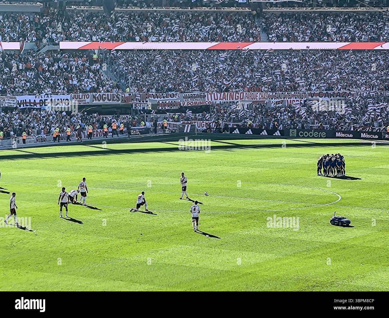 Teams, die sich auf ein Fußballspiel in Estadio Monumental mit River Plate und Boca Juniors in Buenos Aires, Argentinien vorbereiten Stockfoto