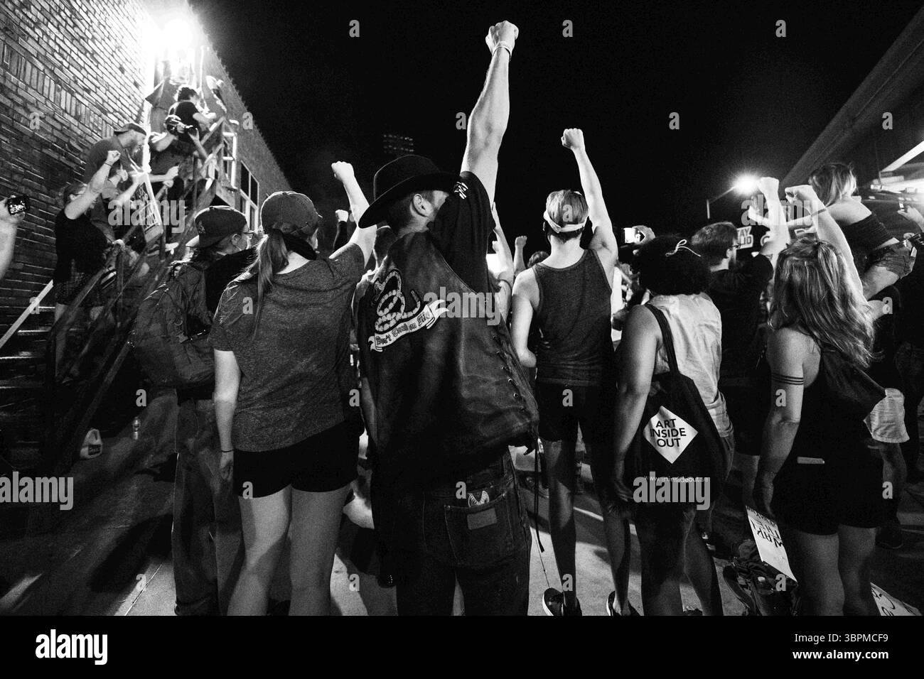 20. Juni 2020, Tulsa, Oklahoma, USA: Nach der Kundgebung von Präsident Trumps in Tulsa versammelten sich eine große Gruppe von Demonstranten nur wenige Schritte vom BOK-Zentrum entfernt. Die friedliche Demonstration wurde von Polizeihorden und einem Schwarm von Pfeffergeschossen getroffen. Als die Polizei sich von der wütigen Menge zurückzog, entschieden sich die Demonstranten, in den Greenwood District und die Black Wall Street, den Ort des Rennmassakers von 1921 in Tulsa, zurückzukehren. Nach der Ankunft in Greenwood wurden die Demonstranten von einem DJ, der zufällig auf der Black Wall Street spielte, getroffen. Die große Menge von Demonstranten, aus vielen verschiedenen Rassen und zurück Stockfoto