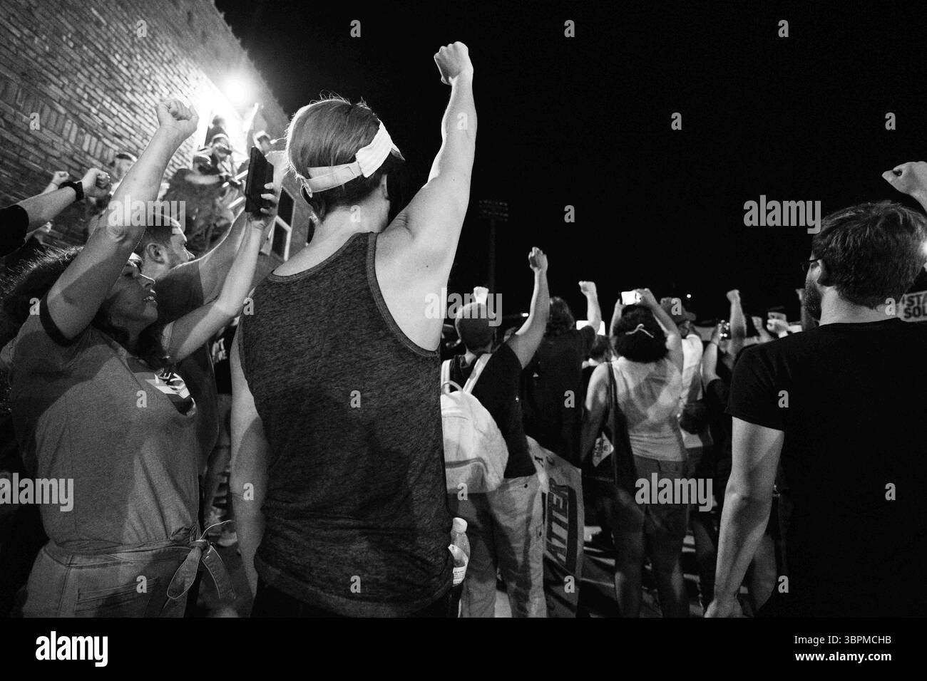 20. Juni 2020, Tulsa, Oklahoma, USA: Nach der Kundgebung von Präsident Trumps in Tulsa versammelten sich eine große Gruppe von Demonstranten nur wenige Schritte vom BOK-Zentrum entfernt. Die friedliche Demonstration wurde von Polizeihorden und einem Schwarm von Pfeffergeschossen getroffen. Als die Polizei sich von der wütigen Menge zurückzog, entschieden sich die Demonstranten, in den Greenwood District und die Black Wall Street, den Ort des Rennmassakers von 1921 in Tulsa, zurückzukehren. Nach der Ankunft in Greenwood wurden die Demonstranten von einem DJ, der zufällig auf der Black Wall Street spielte, getroffen. Die große Menge von Demonstranten, aus vielen verschiedenen Rassen und zurück Stockfoto