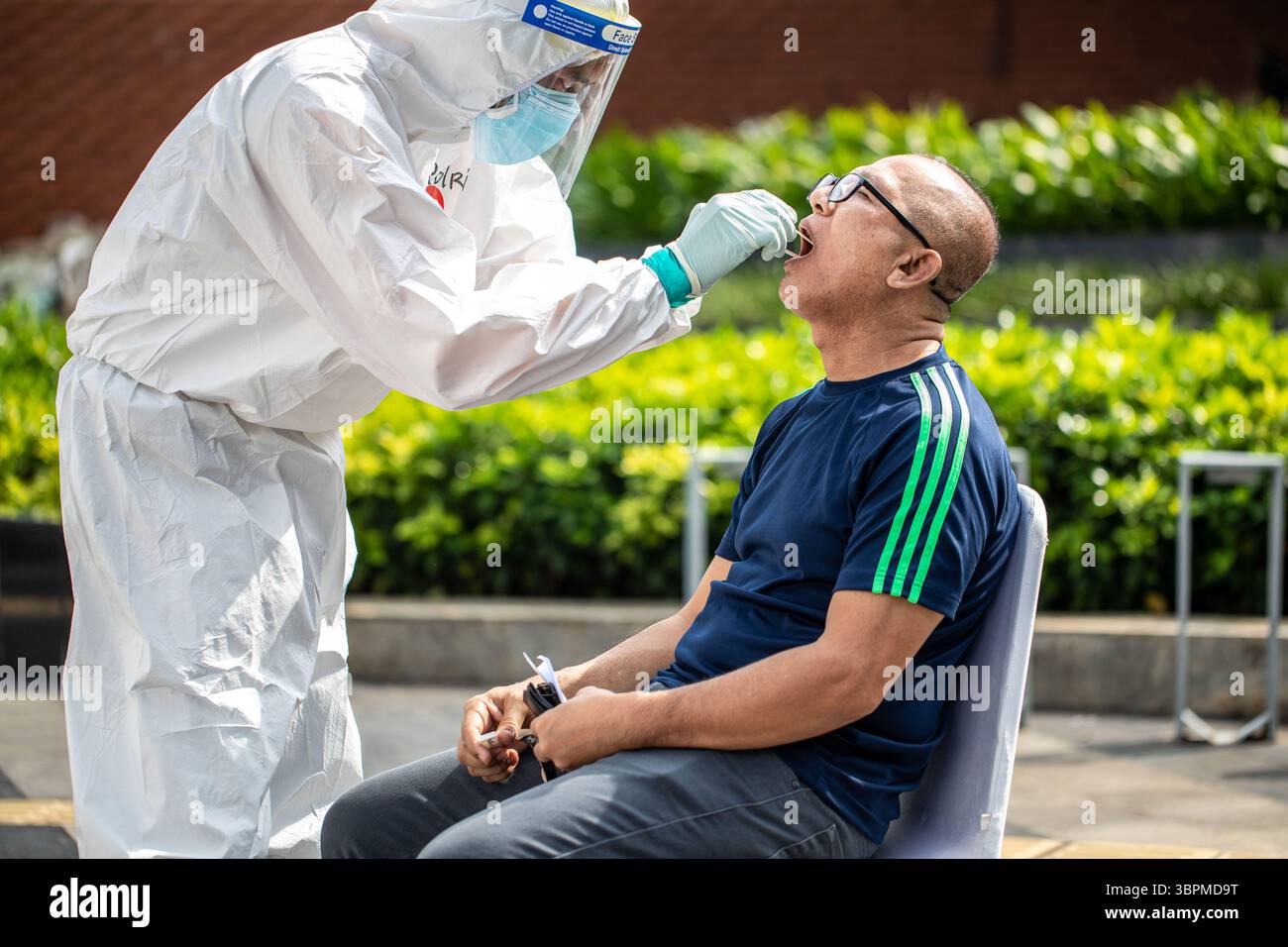 Juni 2020, Jakarta, Jakarta, Indonesien: Jakarta, Indonesien, 21. Juni 2020 : Ein Mann, der vom Schnelltest reagiert hat, fährt mit dem Abstrichtest zur weiteren Untersuchung fort, wenn er mit Coronavirus imstande ist. Polizei Jakarta Gesundheit Abteilung hielt Massenschnelltest für Besucher an autofreien Tag in Jakarta. Bei insgesamt 1000 Zielpersonen reagieren 850 mit 4 Testpersonen auf den Test und setzen den Abstrichtest fort. Der Schnelltest in Indonesien wurde kontinuierlich durchgeführt, um genau die Personen zu erhalten, die sich mit dem Virus infiziert haben. (Bild: © Donal Husni/ZUMA Wire) Stockfoto