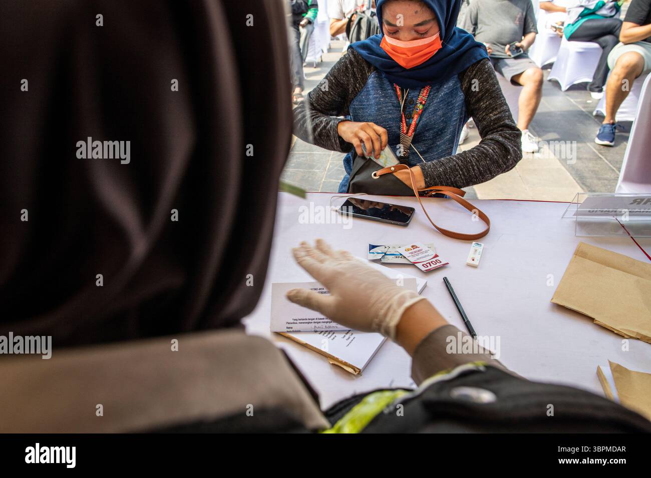 Juni 2020, Jakarta, Jakarta, Indonesien: Jakarta, Indonesien, 21. Juni 2020 : Ein Mädchen nach negativem Ergebnis des Schnelltests. Polizei Jakarta Gesundheit Abteilung hielt Massenschnelltest für Besucher an autofreien Tag in Jakarta. Bei insgesamt 1000 Zielpersonen reagieren 850 mit 4 Testpersonen auf den Test und setzen den Abstrichtest fort. Der Schnelltest in Indonesien wurde kontinuierlich durchgeführt, um genau die Personen zu erhalten, die sich mit dem Virus infiziert haben. (Bild: © Donal Husni/ZUMA Wire) Stockfoto