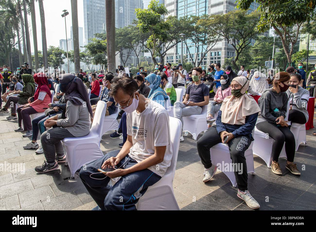 Juni 2020, Jakarta, Jakarta, Indonesien: Jakarta, Indonesien, 21. Juni 2020: Menschen warten auf den Schnelltest. Polizei Jakarta Gesundheit Abteilung hielt Massenschnelltest für Besucher an autofreien Tag in Jakarta. Bei insgesamt 1000 Zielpersonen reagieren 850 mit 4 Testpersonen auf den Test und setzen den Abstrichtest fort. Der Schnelltest in Indonesien wurde kontinuierlich durchgeführt, um genau die Personen zu erhalten, die sich mit dem Virus infiziert haben. (Bild: © Donal Husni/ZUMA Wire) Stockfoto