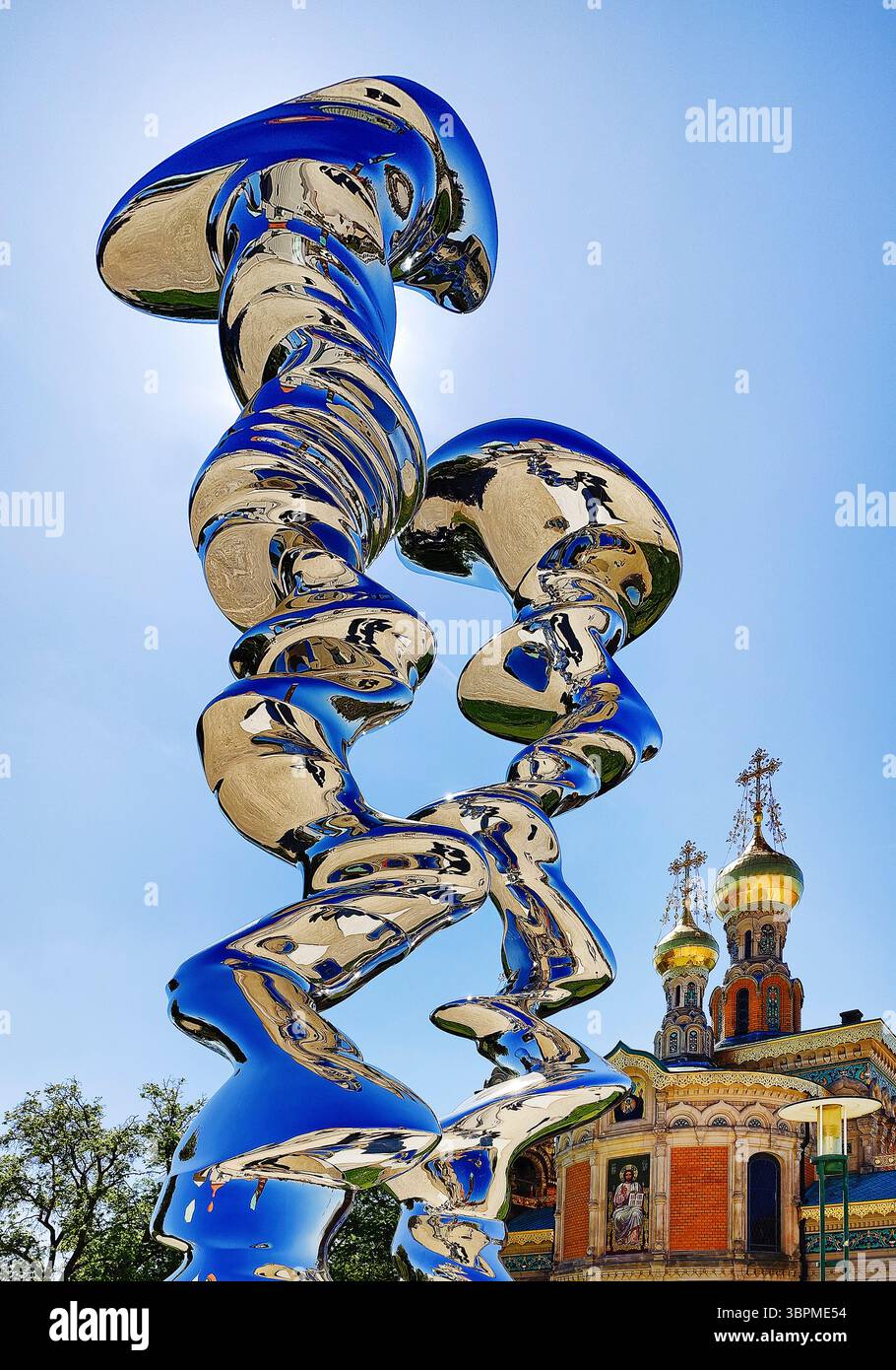Edelstahlskulptur mit dem Titel Points of View mit russischer kapelle, Mathildenhoehe, Deutschland, Hessen, Darmstadt Stockfoto