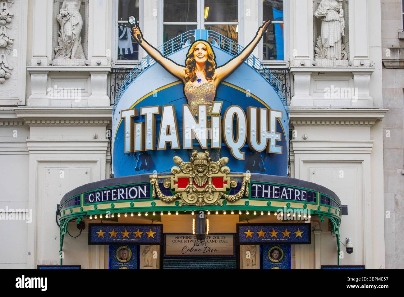 London, UK - 3. Februar 2025: Plakatwand über dem Eingang des Criteria Theatre im Piccadilly Circus in London, UK, Werbung für die Titanique Stockfoto