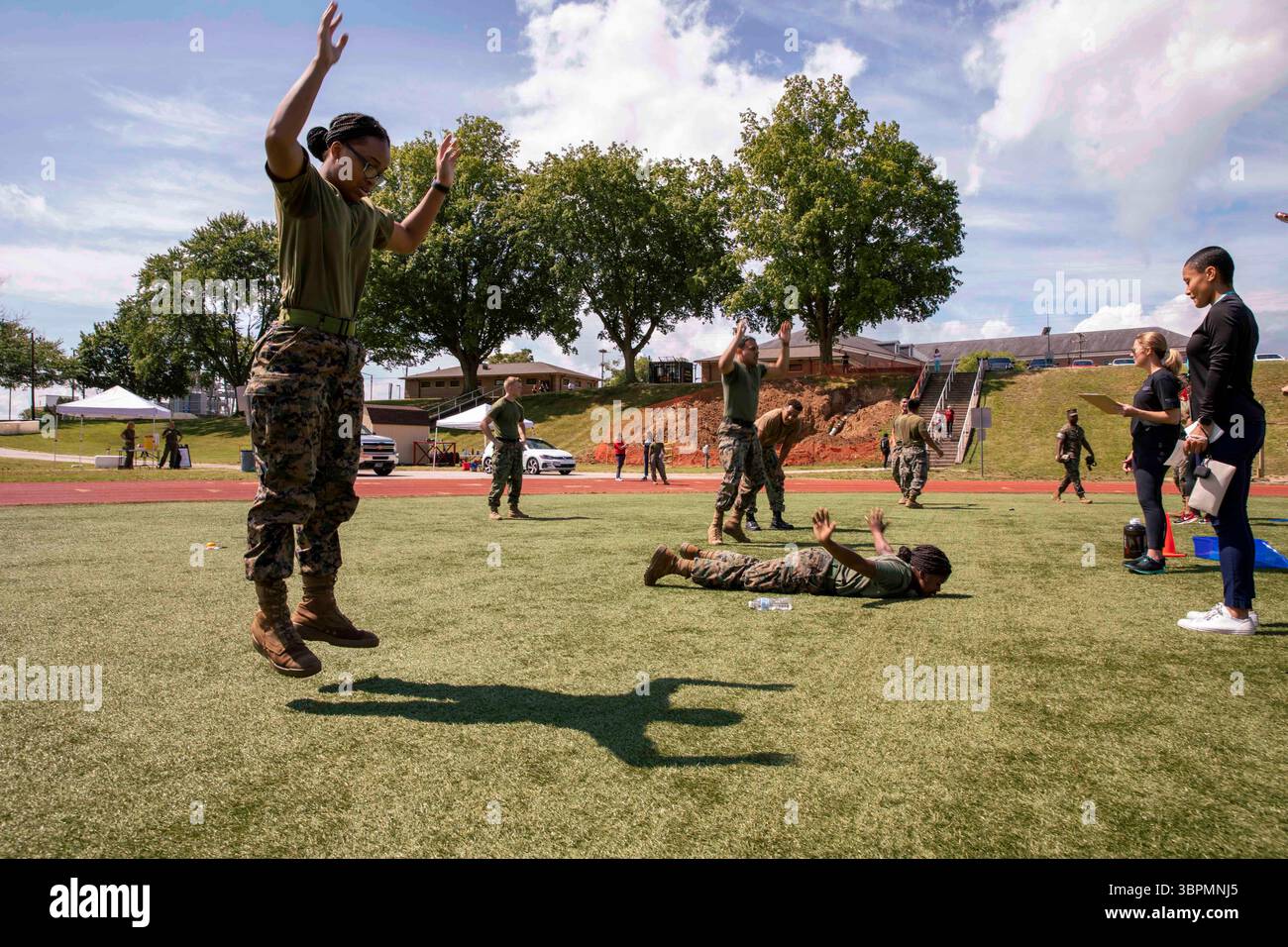 18. Juni 2020 – Quantico, Virginia, USA – Marines führen Burpees während des High Intensity Tactical Training Competition im Butler Stadium an Bord der Marine Corps Base Quantico am 18. Juni 2020 durch. Der HITT-Wettbewerb ermöglichte es Marines, Matrosen und Soldaten, gemeinsam zu konkurrieren und ihre Fitness unter Beweis zu stellen, nachdem sie aufgrund der COVID-19-Pandemie soziale Distanz hatten. (Kreditbild: © Kirstin Spanu/U.S. Marines/ZUMA Wire/ZUMAPRESS.com) Stockfoto
