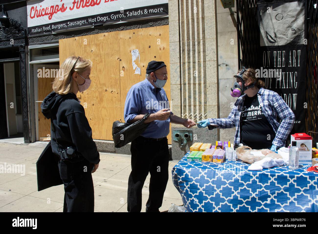 23. Juni 2020, Chicago, Illinois, USA: Optimistisch und widerstandsfähig sind zwei Worte, die Don Flesch beschreiben, den Besitzer von Central Camera, einem Chicagoer Kamerageschäft, das in der Nacht des 30. Mai 2020 während der gewalttätigen Proteste nach dem Tod von George Floyd, einem Schwarzen Mann, der von der Polizei in Minneapolis erstickt wurde, geplündert und in Brand gesetzt wurde. Central Camera befindet sich im Zentrum von Chicago in Wabash and Jackson und ist seit 1899 im Besitz von drei Generationen der Familie Flesch – Don, seinem Vater und seinem Großvater, der das Geschäft gegründet hat. .Im Interview mit WBBM-TV (CBS) The Night of Th Stockfoto 23. Juni 2020, Chicago, Illinois, USA: Optimistisch und widerstandsfähig sind zwei Worte, die Don Flesch beschreiben, den Besitzer von Central Camera, einem Chicagoer Kamerageschäft, das in der Nacht des 30. Mai 2020 während der gewalttätigen Proteste nach dem Tod von George Floyd, einem Schwarzen Mann, der von der Polizei in Minneapolis erstickt wurde, geplündert und in Brand gesetzt wurde. Central Camera befindet sich im Zentrum von Chicago in Wabash and Jackson und ist seit 1899 im Besitz von drei Generationen der Familie Flesch – Don, seinem Vater und seinem Großvater, der das Geschäft gegründet hat. .Im Interview mit WBBM-TV (CBS) The Night of Th Stockfoto