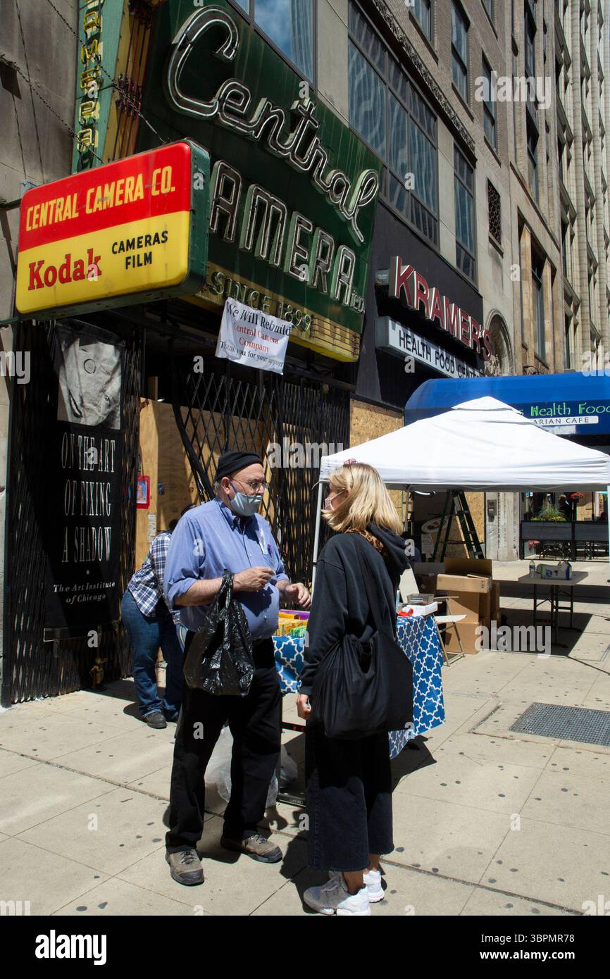 23. Juni 2020, Chicago, Illinois, USA: Optimistisch und widerstandsfähig sind zwei Worte, die Don Flesch beschreiben, den Besitzer von Central Camera, einem Chicagoer Kamerageschäft, das in der Nacht des 30. Mai 2020 während der gewalttätigen Proteste nach dem Tod von George Floyd, einem Schwarzen Mann, der von der Polizei in Minneapolis erstickt wurde, geplündert und in Brand gesetzt wurde. Central Camera befindet sich im Zentrum von Chicago in Wabash and Jackson und ist seit 1899 im Besitz von drei Generationen der Familie Flesch – Don, seinem Vater und seinem Großvater, der das Geschäft gegründet hat. .Im Interview mit WBBM-TV (CBS) The Night of Th Stockfoto 23. Juni 2020, Chicago, Illinois, USA: Optimistisch und widerstandsfähig sind zwei Worte, die Don Flesch beschreiben, den Besitzer von Central Camera, einem Chicagoer Kamerageschäft, das in der Nacht des 30. Mai 2020 während der gewalttätigen Proteste nach dem Tod von George Floyd, einem Schwarzen Mann, der von der Polizei in Minneapolis erstickt wurde, geplündert und in Brand gesetzt wurde. Central Camera befindet sich im Zentrum von Chicago in Wabash and Jackson und ist seit 1899 im Besitz von drei Generationen der Familie Flesch – Don, seinem Vater und seinem Großvater, der das Geschäft gegründet hat. .Im Interview mit WBBM-TV (CBS) The Night of Th Stockfoto