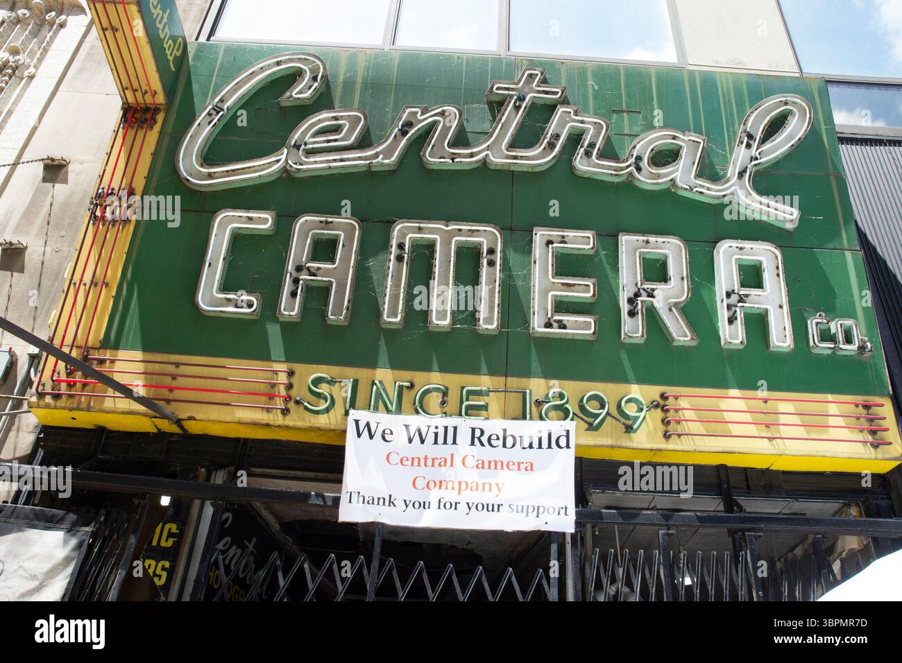 23. Juni 2020, Chicago, Illinois, USA: Optimistisch und widerstandsfähig sind zwei Worte, die Don Flesch beschreiben, den Besitzer von Central Camera, einem Chicagoer Kamerageschäft, das in der Nacht des 30. Mai 2020 während der gewalttätigen Proteste nach dem Tod von George Floyd, einem Schwarzen Mann, der von der Polizei in Minneapolis erstickt wurde, geplündert und in Brand gesetzt wurde. Central Camera befindet sich im Zentrum von Chicago in Wabash and Jackson und ist seit 1899 im Besitz von drei Generationen der Familie Flesch – Don, seinem Vater und seinem Großvater, der das Geschäft gegründet hat. .Im Interview mit WBBM-TV (CBS) The Night of Th Stockfoto 23. Juni 2020, Chicago, Illinois, USA: Optimistisch und widerstandsfähig sind zwei Worte, die Don Flesch beschreiben, den Besitzer von Central Camera, einem Chicagoer Kamerageschäft, das in der Nacht des 30. Mai 2020 während der gewalttätigen Proteste nach dem Tod von George Floyd, einem Schwarzen Mann, der von der Polizei in Minneapolis erstickt wurde, geplündert und in Brand gesetzt wurde. Central Camera befindet sich im Zentrum von Chicago in Wabash and Jackson und ist seit 1899 im Besitz von drei Generationen der Familie Flesch – Don, seinem Vater und seinem Großvater, der das Geschäft gegründet hat. .Im Interview mit WBBM-TV (CBS) The Night of Th Stockfoto