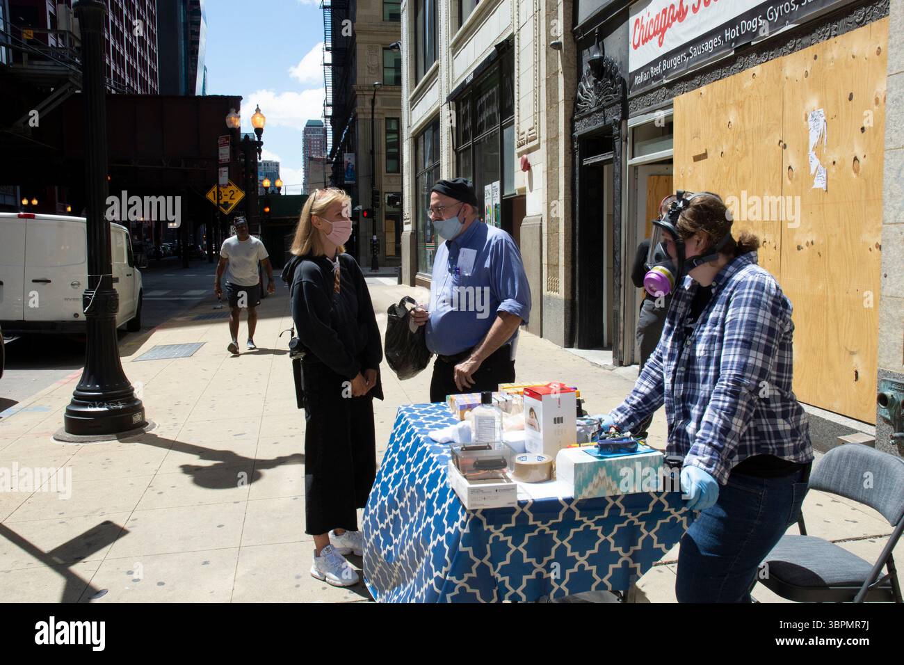 23. Juni 2020, Chicago, Illinois, USA: Optimistisch und widerstandsfähig sind zwei Worte, die Don Flesch beschreiben, den Besitzer von Central Camera, einem Chicagoer Kamerageschäft, das in der Nacht des 30. Mai 2020 während der gewalttätigen Proteste nach dem Tod von George Floyd, einem Schwarzen Mann, der von der Polizei in Minneapolis erstickt wurde, geplündert und in Brand gesetzt wurde. Central Camera befindet sich im Zentrum von Chicago in Wabash and Jackson und ist seit 1899 im Besitz von drei Generationen der Familie Flesch – Don, seinem Vater und seinem Großvater, der das Geschäft gegründet hat. .Im Interview mit WBBM-TV (CBS) The Night of Th Stockfoto 23. Juni 2020, Chicago, Illinois, USA: Optimistisch und widerstandsfähig sind zwei Worte, die Don Flesch beschreiben, den Besitzer von Central Camera, einem Chicagoer Kamerageschäft, das in der Nacht des 30. Mai 2020 während der gewalttätigen Proteste nach dem Tod von George Floyd, einem Schwarzen Mann, der von der Polizei in Minneapolis erstickt wurde, geplündert und in Brand gesetzt wurde. Central Camera befindet sich im Zentrum von Chicago in Wabash and Jackson und ist seit 1899 im Besitz von drei Generationen der Familie Flesch – Don, seinem Vater und seinem Großvater, der das Geschäft gegründet hat. .Im Interview mit WBBM-TV (CBS) The Night of Th Stockfoto