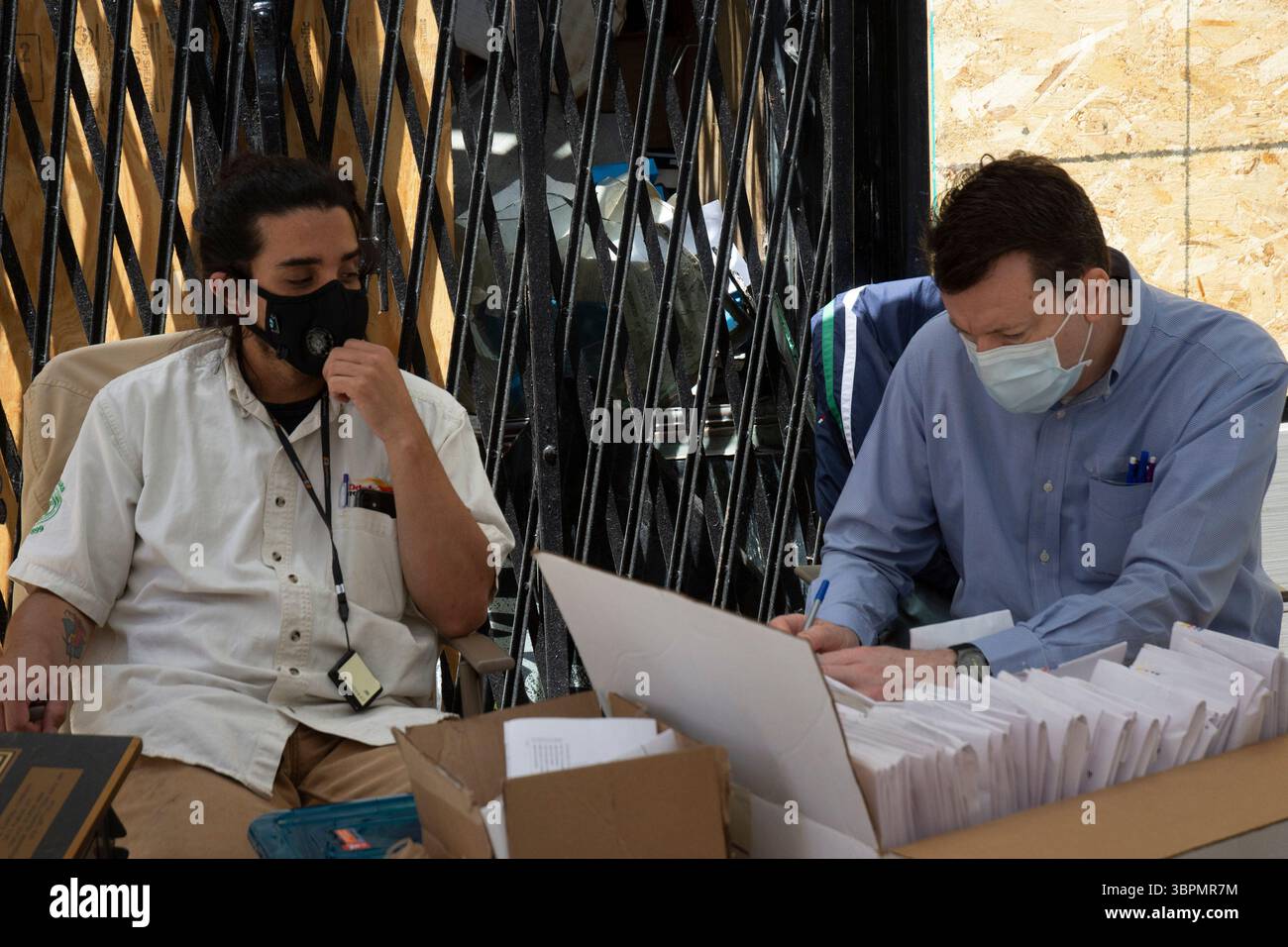 23. Juni 2020, Chicago, Illinois, USA: Optimistisch und widerstandsfähig sind zwei Worte, die Don Flesch beschreiben, den Besitzer von Central Camera, einem Chicagoer Kamerageschäft, das in der Nacht des 30. Mai 2020 während der gewalttätigen Proteste nach dem Tod von George Floyd, einem Schwarzen Mann, der von der Polizei in Minneapolis erstickt wurde, geplündert und in Brand gesetzt wurde. Central Camera befindet sich im Zentrum von Chicago in Wabash and Jackson und ist seit 1899 im Besitz von drei Generationen der Familie Flesch – Don, seinem Vater und seinem Großvater, der das Geschäft gegründet hat. .Im Interview mit WBBM-TV (CBS) The Night of Th Stockfoto 23. Juni 2020, Chicago, Illinois, USA: Optimistisch und widerstandsfähig sind zwei Worte, die Don Flesch beschreiben, den Besitzer von Central Camera, einem Chicagoer Kamerageschäft, das in der Nacht des 30. Mai 2020 während der gewalttätigen Proteste nach dem Tod von George Floyd, einem Schwarzen Mann, der von der Polizei in Minneapolis erstickt wurde, geplündert und in Brand gesetzt wurde. Central Camera befindet sich im Zentrum von Chicago in Wabash and Jackson und ist seit 1899 im Besitz von drei Generationen der Familie Flesch – Don, seinem Vater und seinem Großvater, der das Geschäft gegründet hat. .Im Interview mit WBBM-TV (CBS) The Night of Th Stockfoto