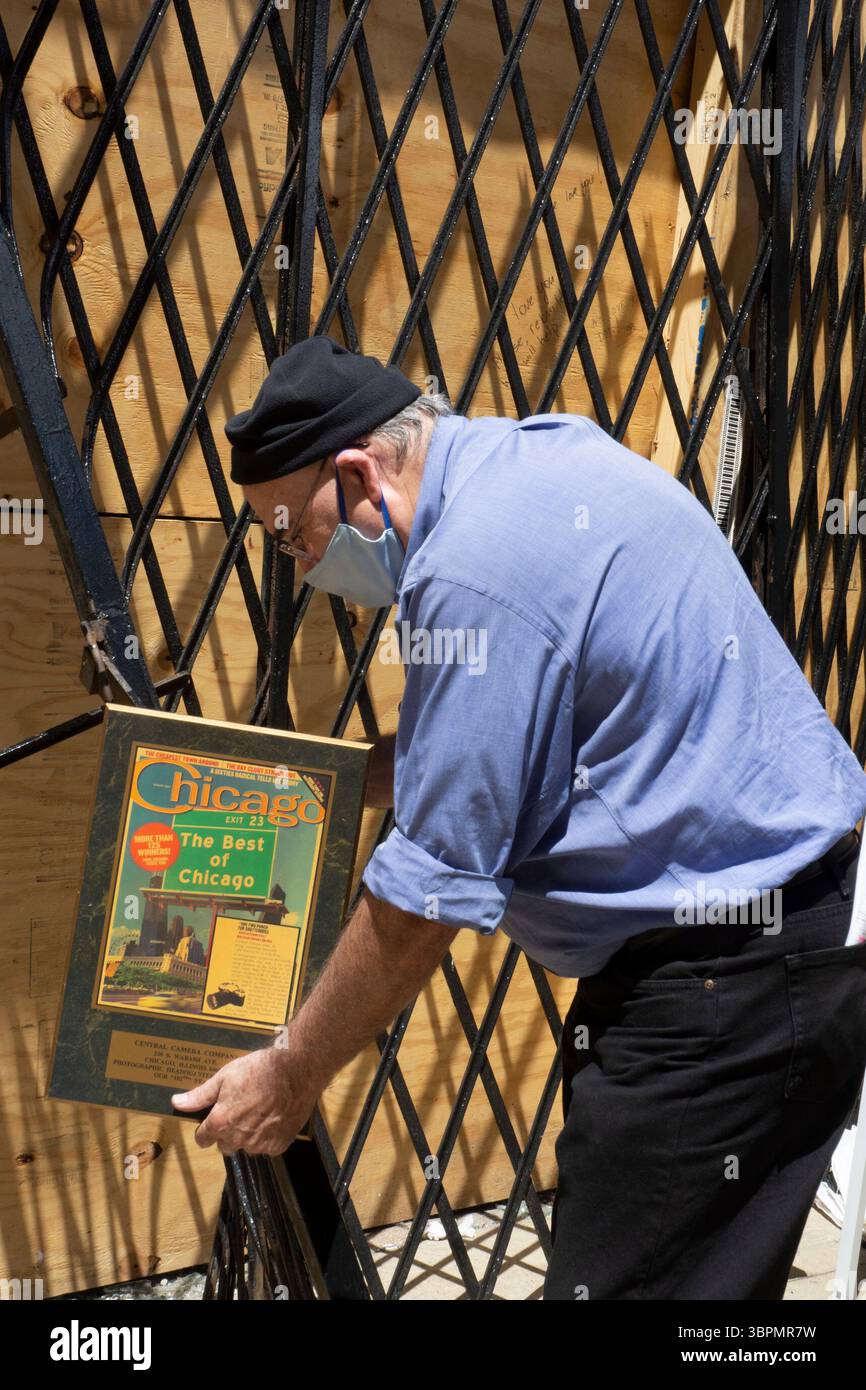 23. Juni 2020, Chicago, Illinois, USA: Optimistisch und widerstandsfähig sind zwei Worte, die Don Flesch beschreiben, den Besitzer von Central Camera, einem Chicagoer Kamerageschäft, das in der Nacht des 30. Mai 2020 während der gewalttätigen Proteste nach dem Tod von George Floyd, einem Schwarzen Mann, der von der Polizei in Minneapolis erstickt wurde, geplündert und in Brand gesetzt wurde. Central Camera befindet sich im Zentrum von Chicago in Wabash and Jackson und ist seit 1899 im Besitz von drei Generationen der Familie Flesch – Don, seinem Vater und seinem Großvater, der das Geschäft gegründet hat. .Im Interview mit WBBM-TV (CBS) The Night of Th Stockfoto 23. Juni 2020, Chicago, Illinois, USA: Optimistisch und widerstandsfähig sind zwei Worte, die Don Flesch beschreiben, den Besitzer von Central Camera, einem Chicagoer Kamerageschäft, das in der Nacht des 30. Mai 2020 während der gewalttätigen Proteste nach dem Tod von George Floyd, einem Schwarzen Mann, der von der Polizei in Minneapolis erstickt wurde, geplündert und in Brand gesetzt wurde. Central Camera befindet sich im Zentrum von Chicago in Wabash and Jackson und ist seit 1899 im Besitz von drei Generationen der Familie Flesch – Don, seinem Vater und seinem Großvater, der das Geschäft gegründet hat. .Im Interview mit WBBM-TV (CBS) The Night of Th Stockfoto