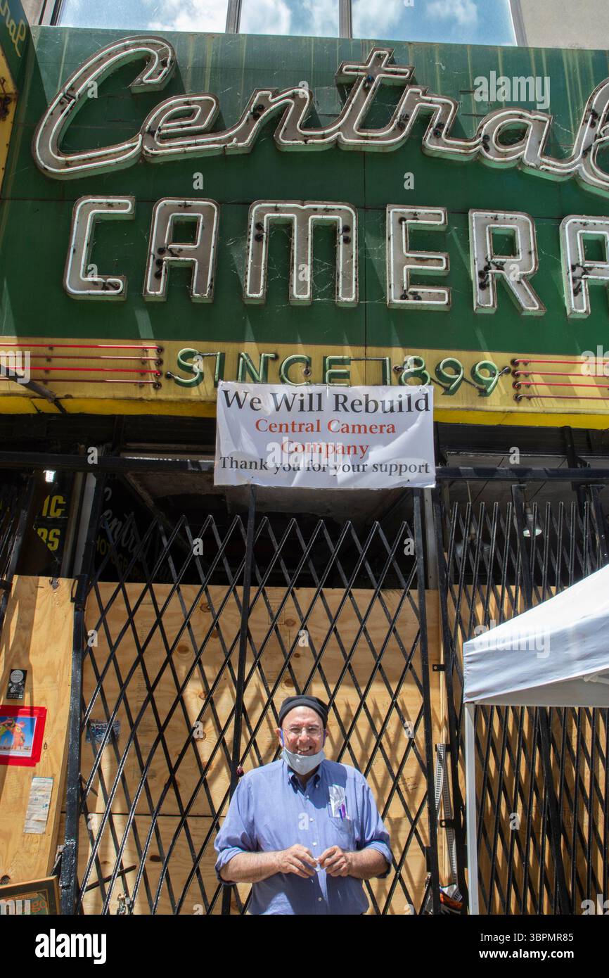 23. Juni 2020, Chicago, Illinois, USA: Optimistisch und widerstandsfähig sind zwei Worte, die Don Flesch beschreiben, den Besitzer von Central Camera, einem Chicagoer Kamerageschäft, das in der Nacht des 30. Mai 2020 während der gewalttätigen Proteste nach dem Tod von George Floyd, einem Schwarzen Mann, der von der Polizei in Minneapolis erstickt wurde, geplündert und in Brand gesetzt wurde. Central Camera befindet sich im Zentrum von Chicago in Wabash and Jackson und ist seit 1899 im Besitz von drei Generationen der Familie Flesch – Don, seinem Vater und seinem Großvater, der das Geschäft gegründet hat. .Im Interview mit WBBM-TV (CBS) The Night of Th Stockfoto 23. Juni 2020, Chicago, Illinois, USA: Optimistisch und widerstandsfähig sind zwei Worte, die Don Flesch beschreiben, den Besitzer von Central Camera, einem Chicagoer Kamerageschäft, das in der Nacht des 30. Mai 2020 während der gewalttätigen Proteste nach dem Tod von George Floyd, einem Schwarzen Mann, der von der Polizei in Minneapolis erstickt wurde, geplündert und in Brand gesetzt wurde. Central Camera befindet sich im Zentrum von Chicago in Wabash and Jackson und ist seit 1899 im Besitz von drei Generationen der Familie Flesch – Don, seinem Vater und seinem Großvater, der das Geschäft gegründet hat. .Im Interview mit WBBM-TV (CBS) The Night of Th Stockfoto