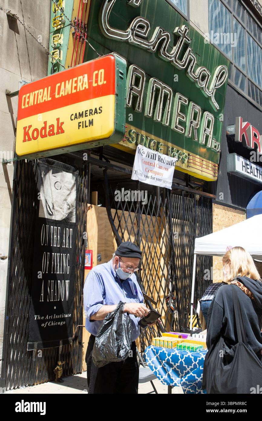 23. Juni 2020, Chicago, Illinois, USA: Optimistisch und widerstandsfähig sind zwei Worte, die Don Flesch beschreiben, den Besitzer von Central Camera, einem Chicagoer Kamerageschäft, das in der Nacht des 30. Mai 2020 während der gewalttätigen Proteste nach dem Tod von George Floyd, einem Schwarzen Mann, der von der Polizei in Minneapolis erstickt wurde, geplündert und in Brand gesetzt wurde. Central Camera befindet sich im Zentrum von Chicago in Wabash and Jackson und ist seit 1899 im Besitz von drei Generationen der Familie Flesch – Don, seinem Vater und seinem Großvater, der das Geschäft gegründet hat. .Im Interview mit WBBM-TV (CBS) The Night of Th Stockfoto 23. Juni 2020, Chicago, Illinois, USA: Optimistisch und widerstandsfähig sind zwei Worte, die Don Flesch beschreiben, den Besitzer von Central Camera, einem Chicagoer Kamerageschäft, das in der Nacht des 30. Mai 2020 während der gewalttätigen Proteste nach dem Tod von George Floyd, einem Schwarzen Mann, der von der Polizei in Minneapolis erstickt wurde, geplündert und in Brand gesetzt wurde. Central Camera befindet sich im Zentrum von Chicago in Wabash and Jackson und ist seit 1899 im Besitz von drei Generationen der Familie Flesch – Don, seinem Vater und seinem Großvater, der das Geschäft gegründet hat. .Im Interview mit WBBM-TV (CBS) The Night of Th Stockfoto
