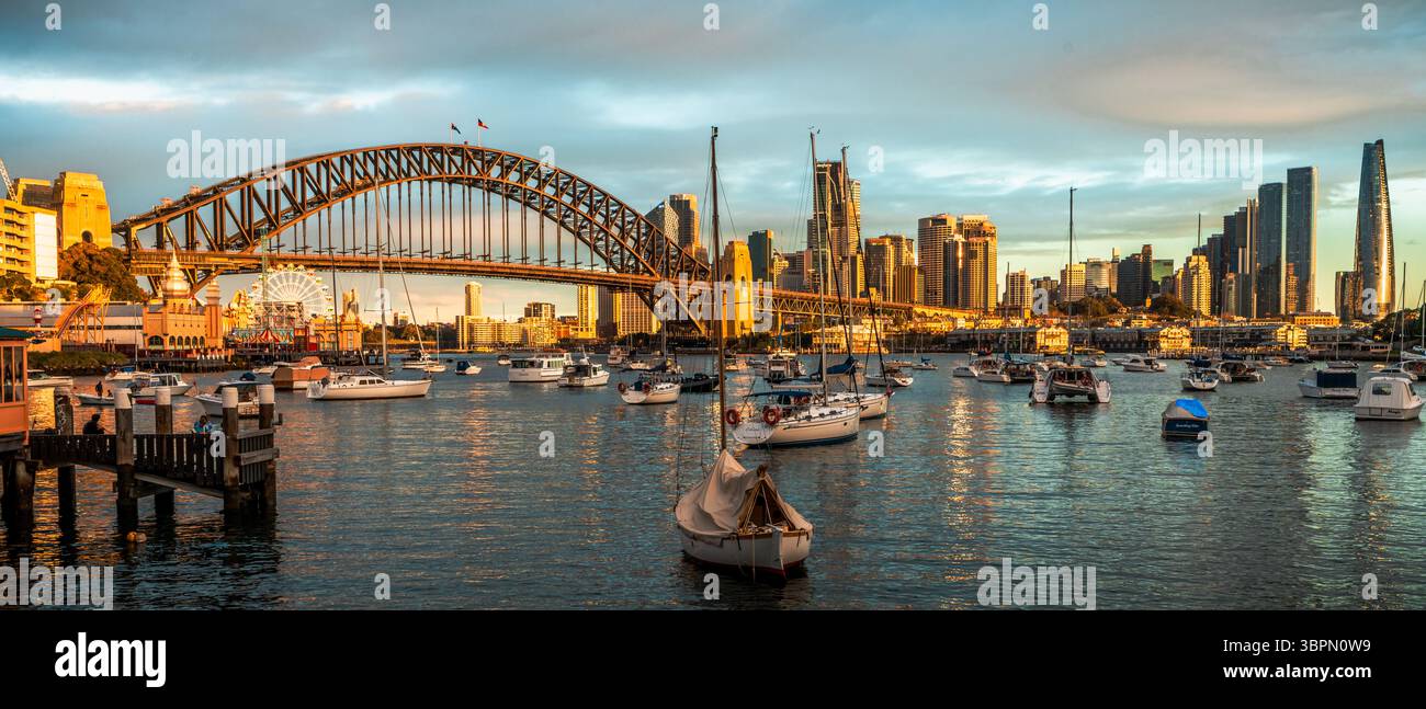 Blick auf die Skyline von Sydney bei Sonnenuntergang Stockfoto