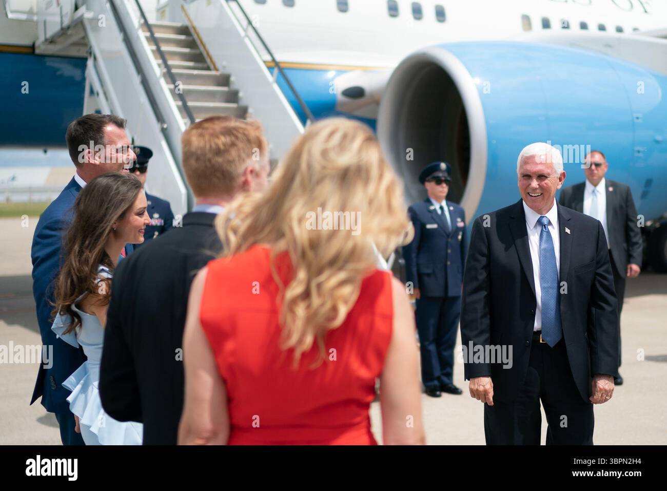 20. Juni 2020, Tulsa, Okla, Vereinigte Staaten von Amerika: Vizepräsident Mike Pence begrüßt Oklahomas Gouverneur Kevin Stitt, seine Frau Sarah Stitt, Senator James Lankford, R-Okla., und seine Frau Cindy Lankford, nachdem er am Samstag, den 20. Juni 2020 in Tulsa, Okla. von Bord gegangen ist. Leute: Vizepräsident Mike Pence. (Kreditbild: © SMG via ZUMA Wire) Stockfoto