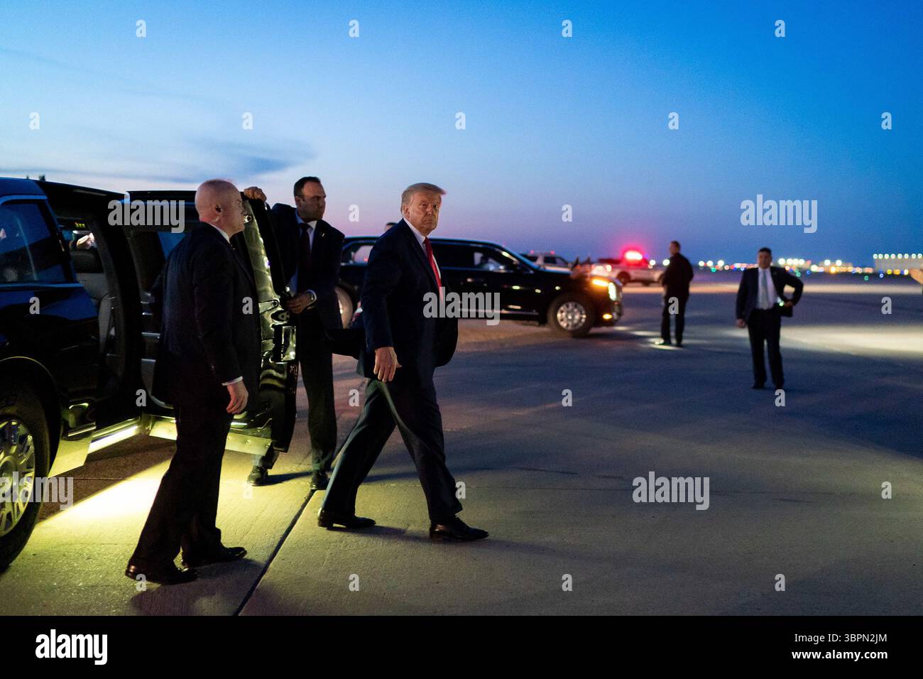 20. Juni 2020, Washington, District of Columbia, Vereinigte Staaten von Amerika: Präsident Donald J. Trump geht von der Presidential Limousine zum Air Force One am Tulsa International Airport in Tulsa, Oklav. Samstag, 20. Juni 2020, auf dem Weg zur Joint Base Andrews, MD.People: Präsident Donald Trump. (Kreditbild: © SMG via ZUMA Wire) Stockfoto