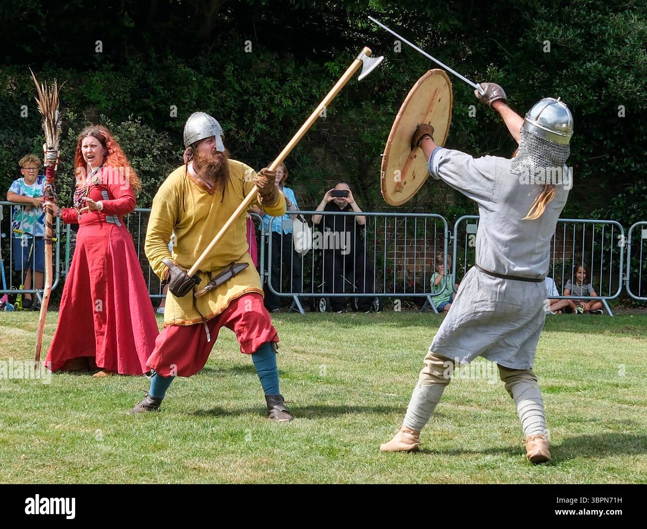 Anglo Saxon Battle – die Nachstellung der Gruppe tritt beim Anglo Saxon Weekend im Priory Park in Southend auf Stockfoto