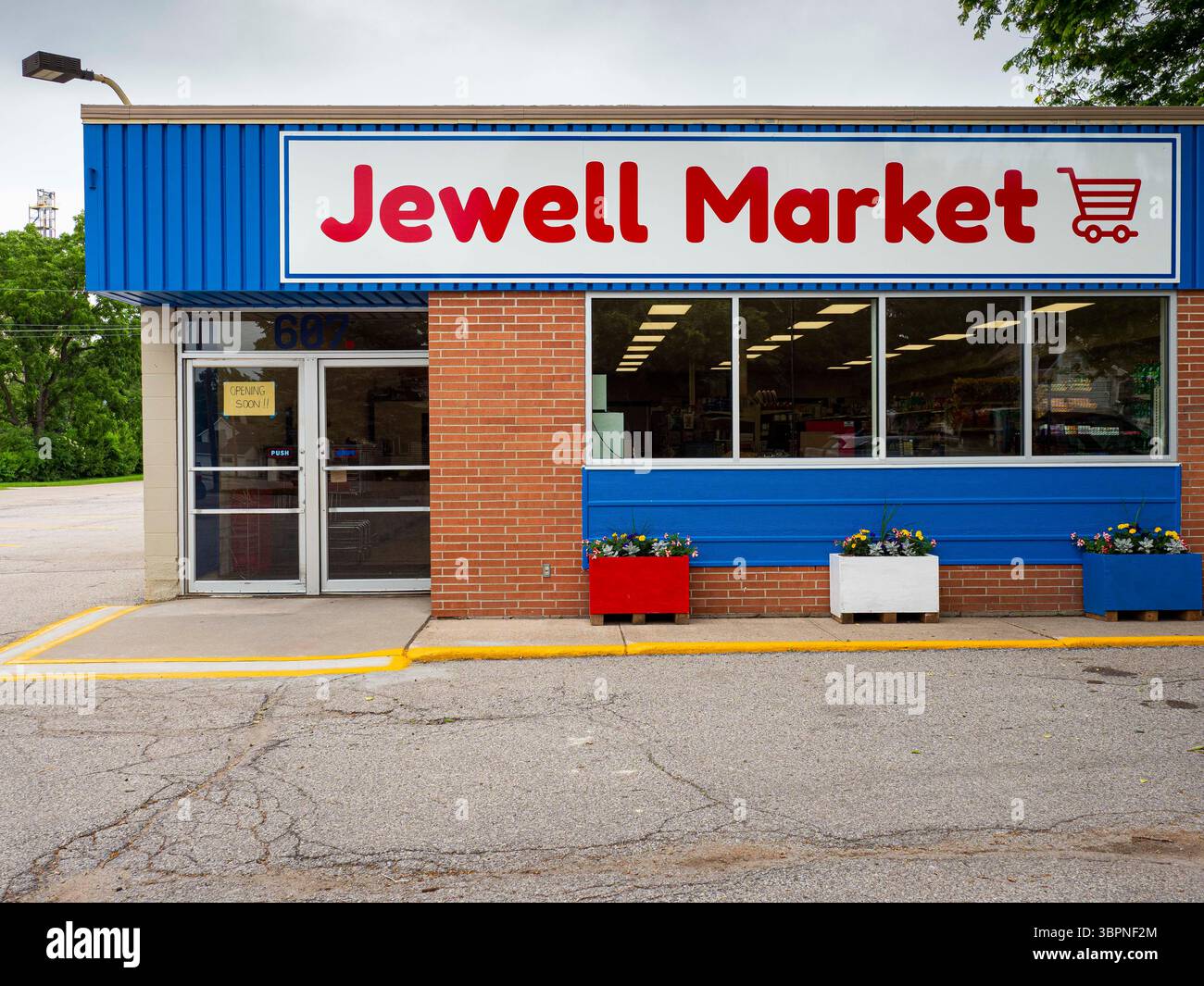 Juni 30, 2020, Jewell, Iowa, USA: Jewell Market, der bald wieder in den Supermarkt in Jewell, IA. Der einzige Supermarkt in Jewell, einer kleinen Gemeinde im Zentrum von Iowa, wurde 2019 geschlossen. Nachdem der Laden geschlossen wurde, wurde Jewell zu einer „Essenswüste“. Der Supermarkt hatte vier Gemeinden im Umkreis von 20 Meilen um Jewell bedient. Einige Bewohner der Stadt gründeten eine Genossenschaft, um den Laden wieder zu eröffnen. Sie verkauften Aktien, um eine Koop zu bilden, und sie hielten Spendenaktionen während des Frühlings ab. Die Organisatoren erhöhten ein Ziel von etwa 225.000 US-Dollar und kauften den Laden. Sie hoffen, in der nächsten Woche wieder zu eröffnen. Das USDA definiert ländliche Lebensmittel d Stockfoto