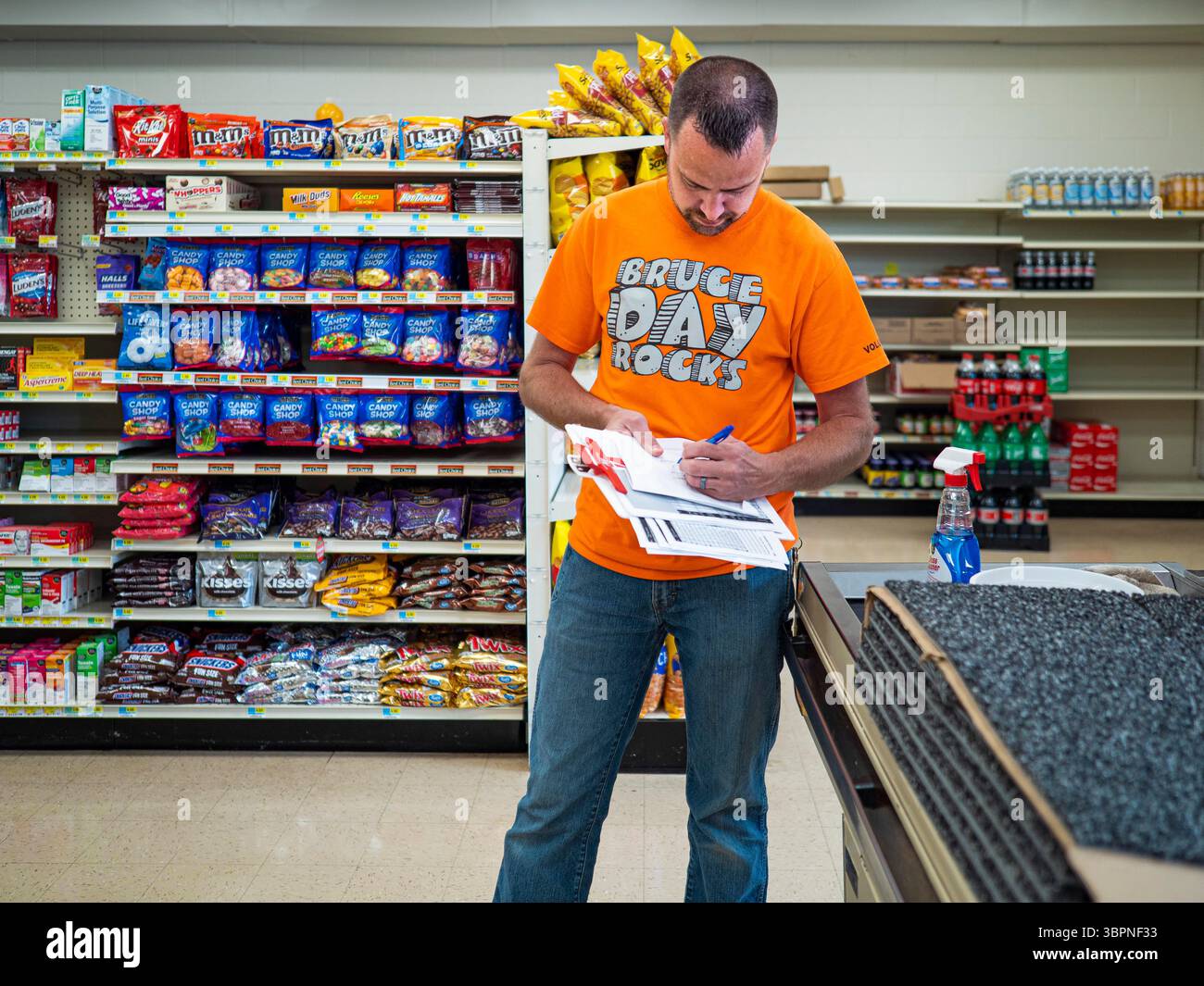 30. Juni 2020, Jewell, Iowa, USA: GARREN ZANKER inventarisiert die Regale im Jewell Market, dem bald neu eröffneten Supermarkt in Jewell, IA. Der einzige Supermarkt in Jewell, einer kleinen Gemeinde im Zentrum von Iowa, wurde 2019 geschlossen. Nachdem der Laden geschlossen wurde, wurde Jewell zu einer „Essenswüste“. Der Supermarkt hatte vier Gemeinden im Umkreis von 20 Meilen um Jewell bedient. Einige Bewohner der Stadt gründeten eine Genossenschaft, um den Laden wieder zu eröffnen. Sie verkauften Aktien, um eine Koop zu bilden, und sie hielten Spendenaktionen während des Frühlings ab. Die Organisatoren erhöhten ein Ziel von etwa 225.000 US-Dollar und kauften den Laden. Sie hoffen, im wieder zu öffnen Stockfoto