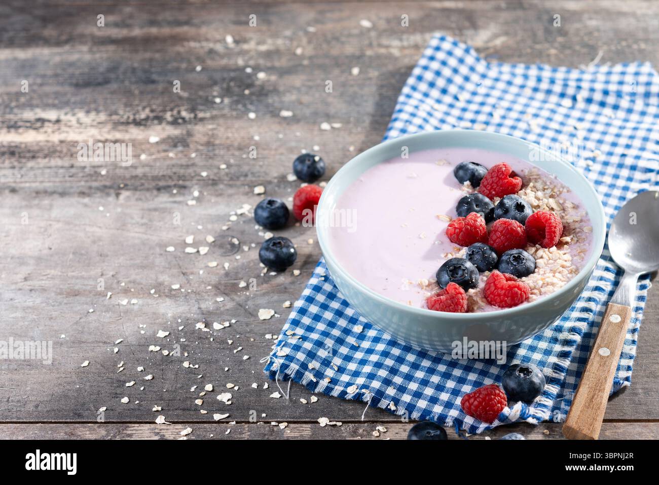 Gesunde Smoothie Schüssel mit Beeren auf Holztisch Stockfoto