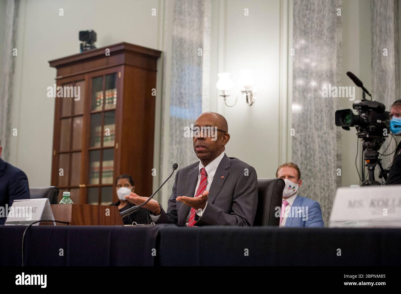 1. Juli 2020, USA: Dr. Michael Drake, Vorsitzender der National Collegiate Athletic Association, Board of Governors, antwortet auf Fragen, als er vor einer Anhörung des Senats für Handel, Wissenschaft und Verkehr mit dem Titel „To Examination a Compensation Framework for Intercollegiate Athleten“ im Senate Office Building auf dem Capitol Hill in Washington, DC., Mittwoch, 1. Juli 2020, erscheint. Abbildung: Rod Lamkey/CNP (Abbildung: © Rod Lamkey/CNP via ZUMA Wire) Stockfoto