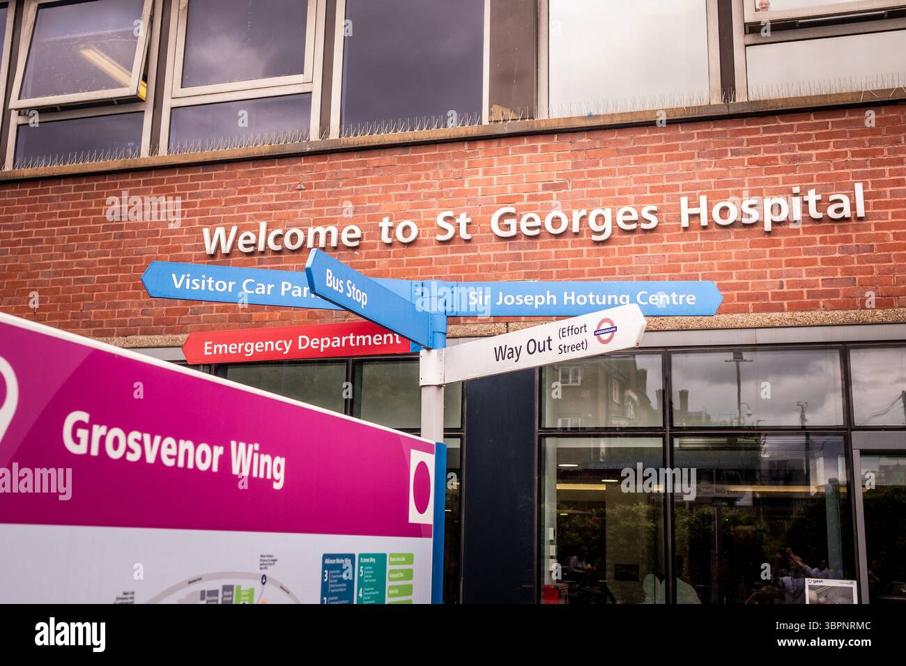 LONDON, 9. JUNI 2025: St George's Hospital in Tooting, Südwesten Londons. Eines von Großbritanniens größtem Lehrkrankenhaus Stockfoto