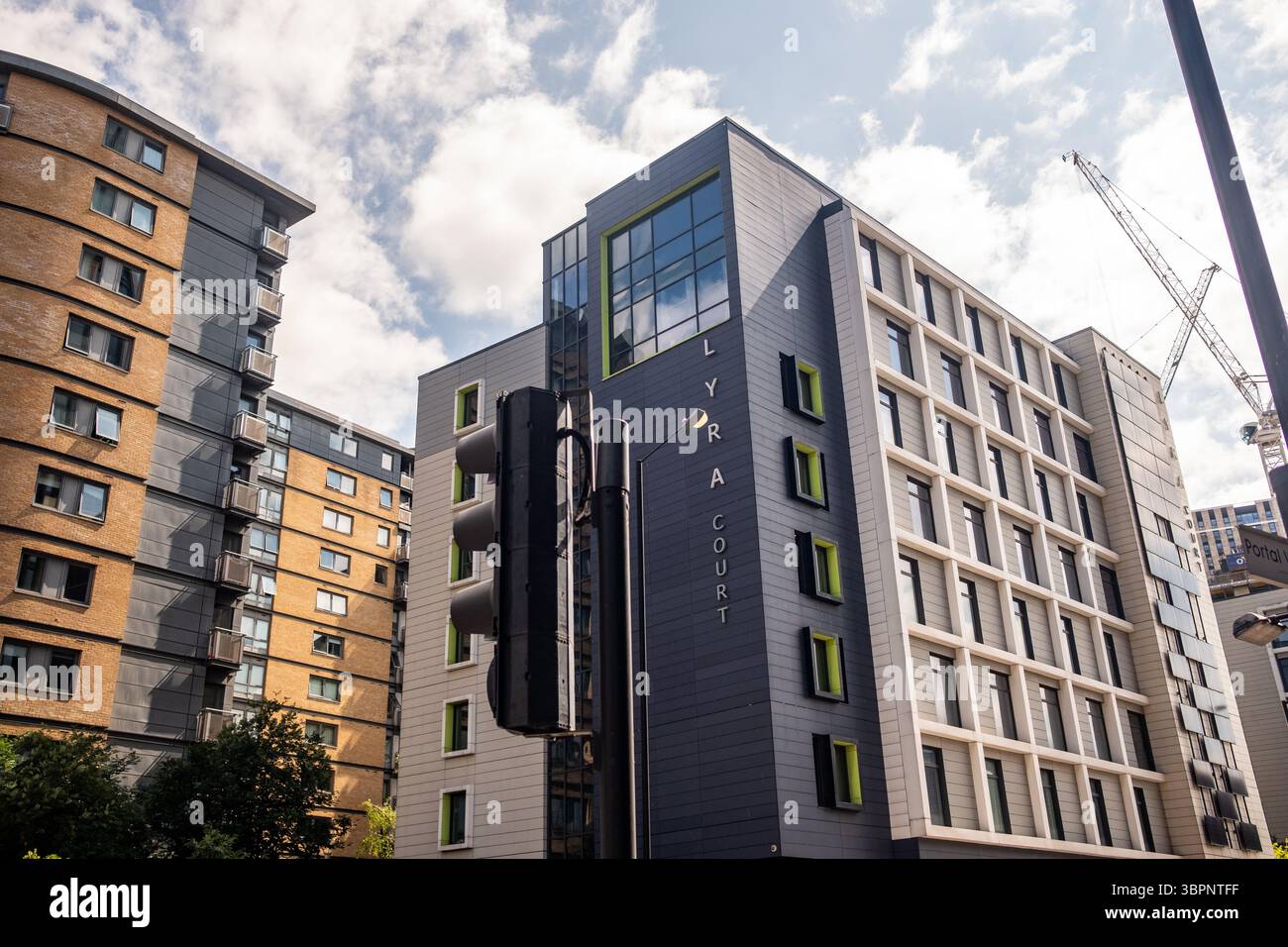LONDON, 16. JUNI 2025: Hochhäuser in North Acton, einem Gebiet, das von der Circle Line bedient wird und aus vielen hohen Wohngebäuden besteht Stockfoto