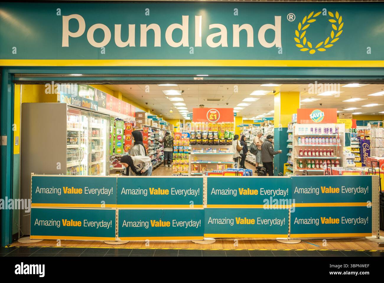LONDON, 17. JUNI 2025: Poundland Store in Ealing, eine britische Discounter-Kette Stockfoto