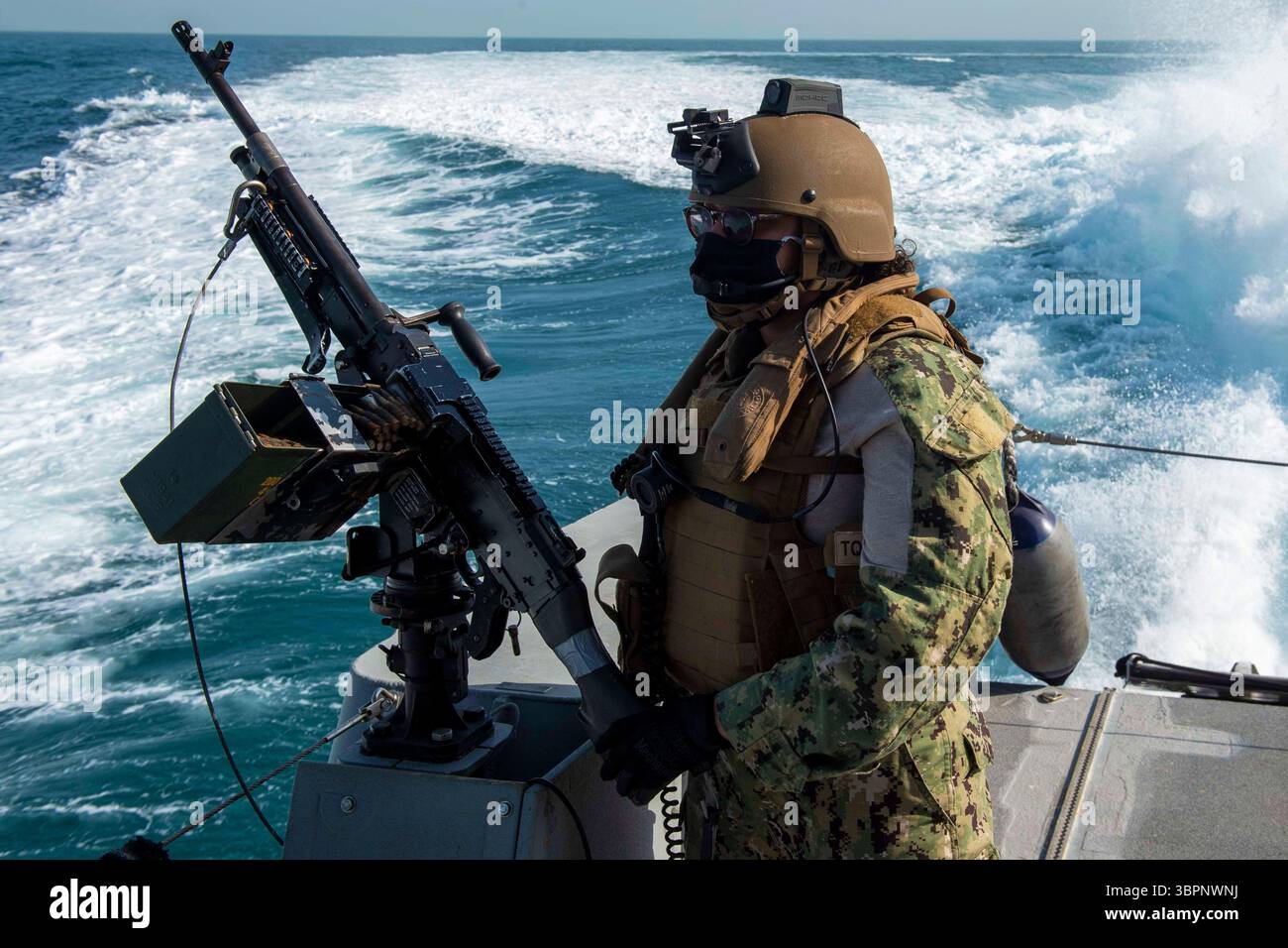 24. Juni 2020 - Manama, Bahrain - Quartiermeister 2. Klasse Victoria Rosario, dem Kommandeur der Task Unit 56 zugewiesen, steht während einer bilateralen Patrouille mit der bahrainischen Küstenwache im Arabischen Golf am 24. Juni 2020 zur Wache. Commander, Task Force 56 ist verantwortlich für die Planung und Durchführung von Expeditionsmissionen, einschließlich Operationen an den Küstenflüssen, im Einsatzgebiet der 5. US-Flotte. (Kreditbild: © Jordan Bair/USA Marineblau/ZUMA Wire/ZUMAPRESS.com) Stockfoto