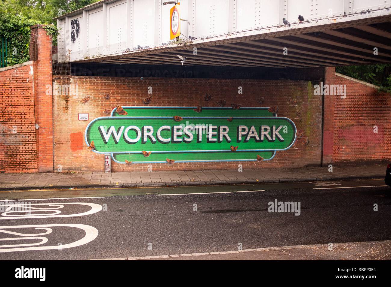 LONDON – 7. JULI 2025: Bahnhof Worcester Park Railway im Londoner Stadtteil Sutton und Kingston Stockfoto