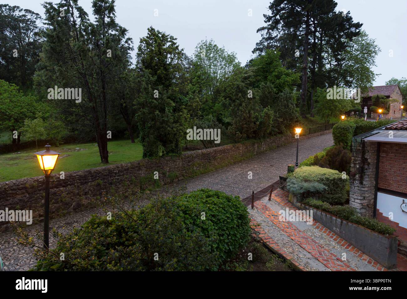 11. Mai 2018, Santillana Del Mar, Kantabrien, Spanien: Santillana del Mar, Spanien: Die Calle de los Hornos führt den Weg aus der Stadt entlang des Camino del Norte. Diese weniger befahrene Route des Jakobsweges entlang der Nordküste Spaniens beginnt in IrÃºn, Baskenland und endet in Santiago de Compostela, Galicien. (Foto: © Paul Christian Gordon/ZUMA Wire) Stockfoto