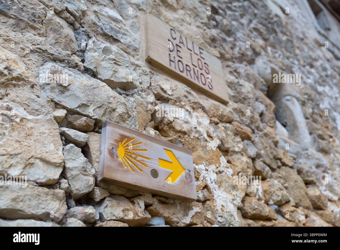 11. Mai 2018, Santillana Del Mar, Kantabrien, Spanien: Santillana del Mar, Spanien: Typischer Marker entlang des Camino del Norte auf der Calle de los Hornos in der Nähe der Plaza Mayor. Die Jakobsmuschel und der gelbe Pfeil sind allgegenwärtige Symbole der Wallfahrt und dienen als Wegmarkierung. Das historische Santillana del Mar ist ein beliebter Halt auf dem Camino del Norte. Diese weniger befahrene Route des Jakobsweges entlang der Nordküste Spaniens beginnt in IrÃºn, Baskenland und endet in Santiago de Compostela, Galicien. (Foto: © Paul Christian Gordon/ZUMA Wire) Stockfoto